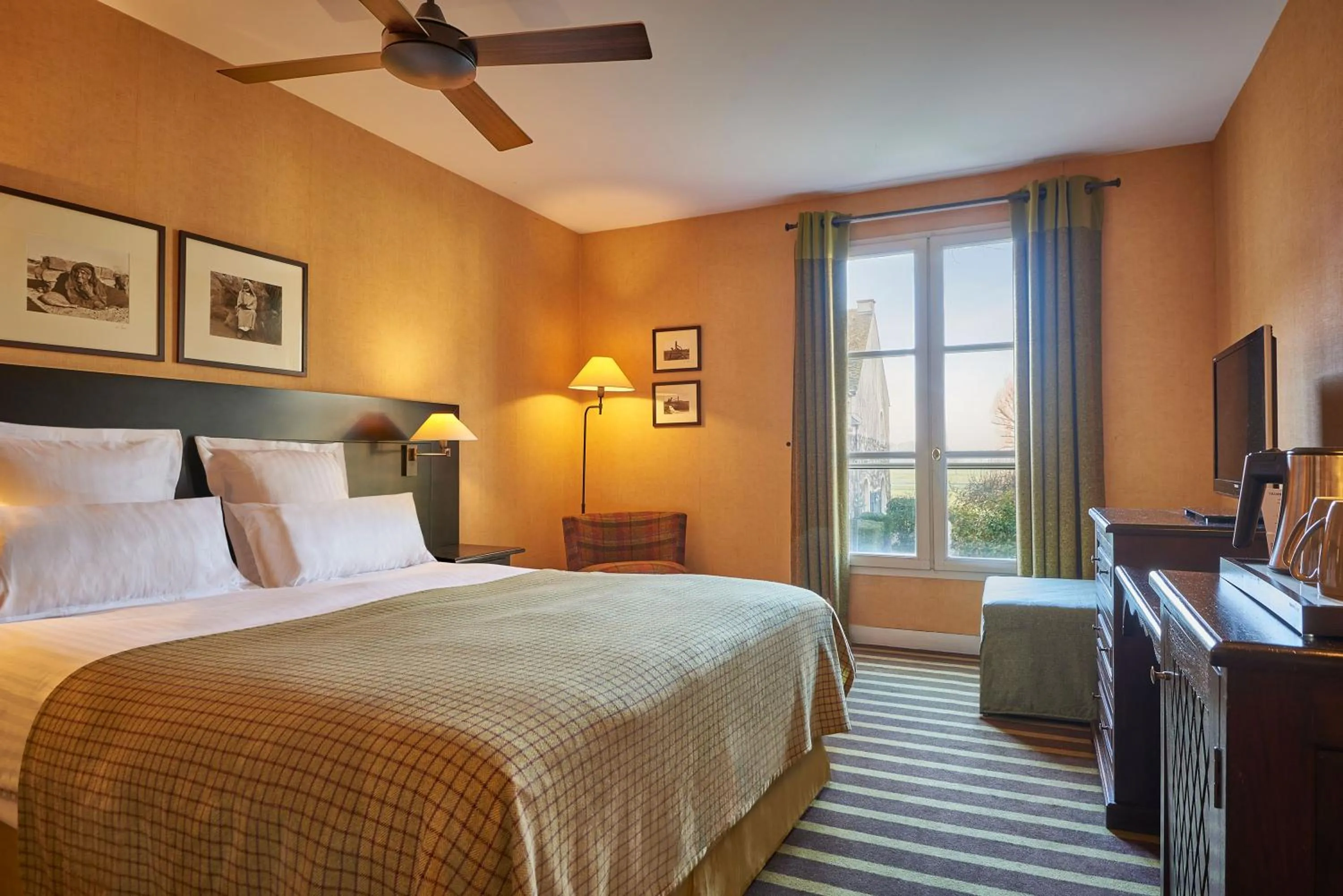 Bed in Château De Villiers-Le-Mahieu