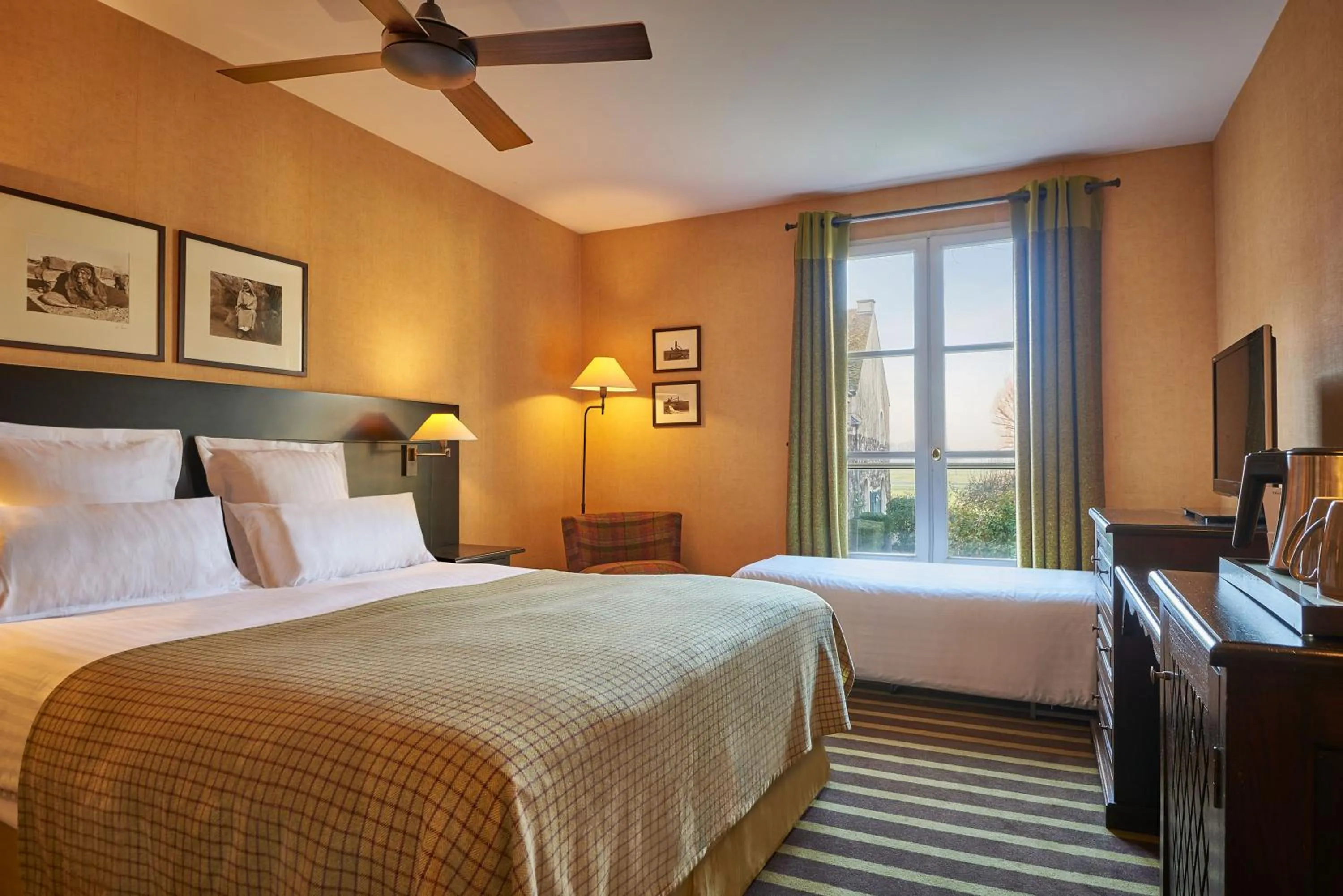 Bed in Château De Villiers-Le-Mahieu