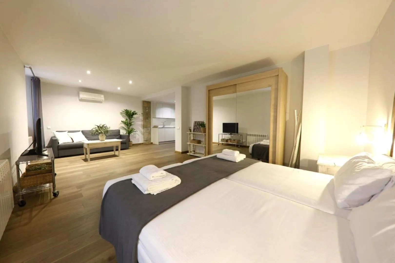 Bed in Bravissimo Força 17, Barri Vell apartments