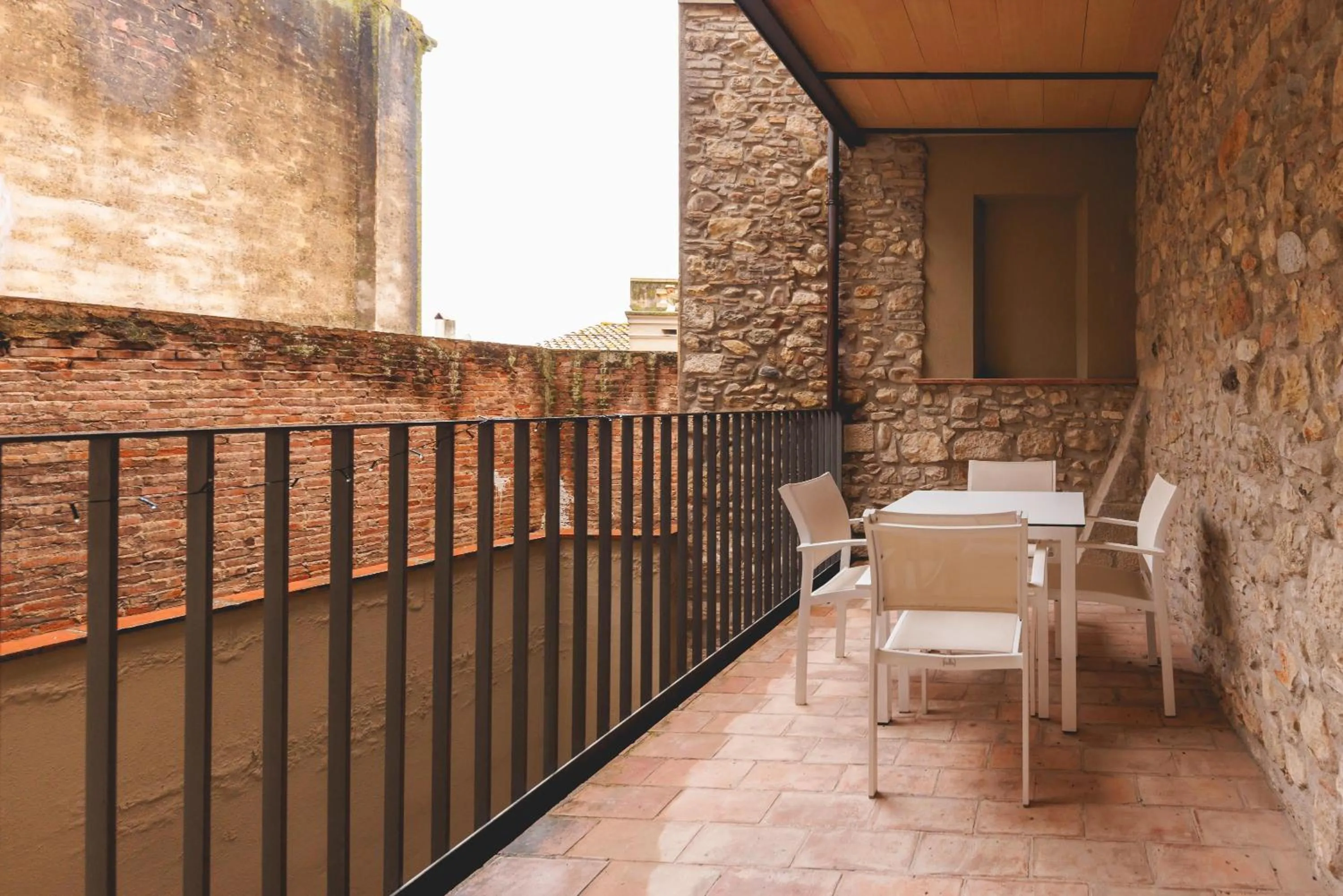 Balcony/Terrace in Bravissimo Força 17, Barri Vell apartments