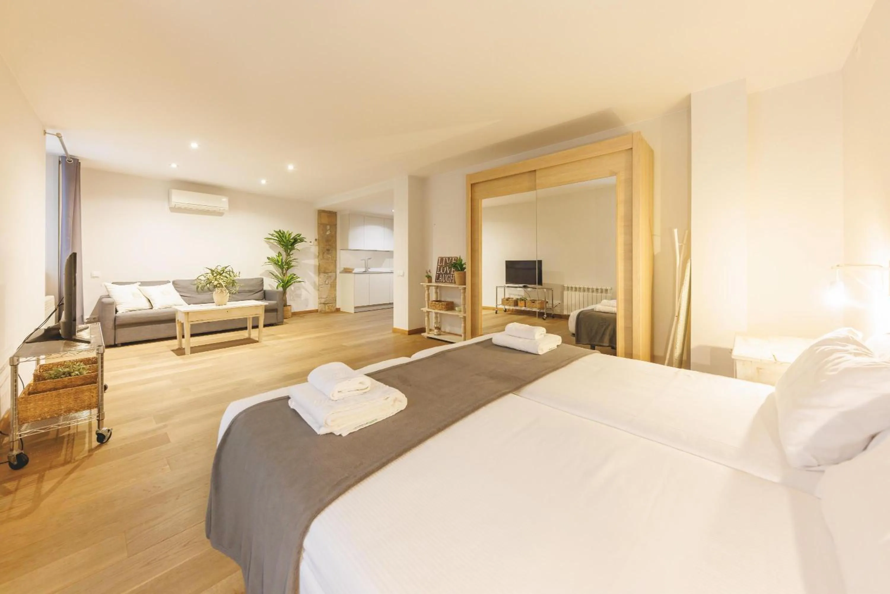 Bed in Bravissimo Força 17, Barri Vell apartments