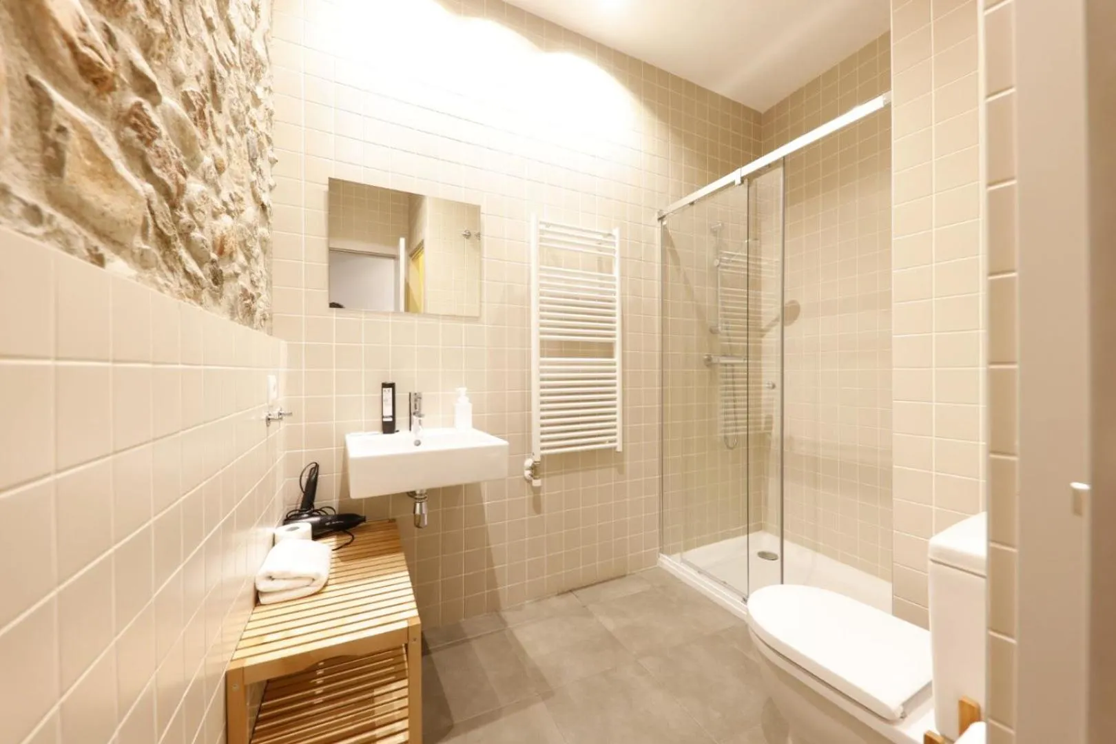 Bathroom in Bravissimo Força 17, Barri Vell apartments