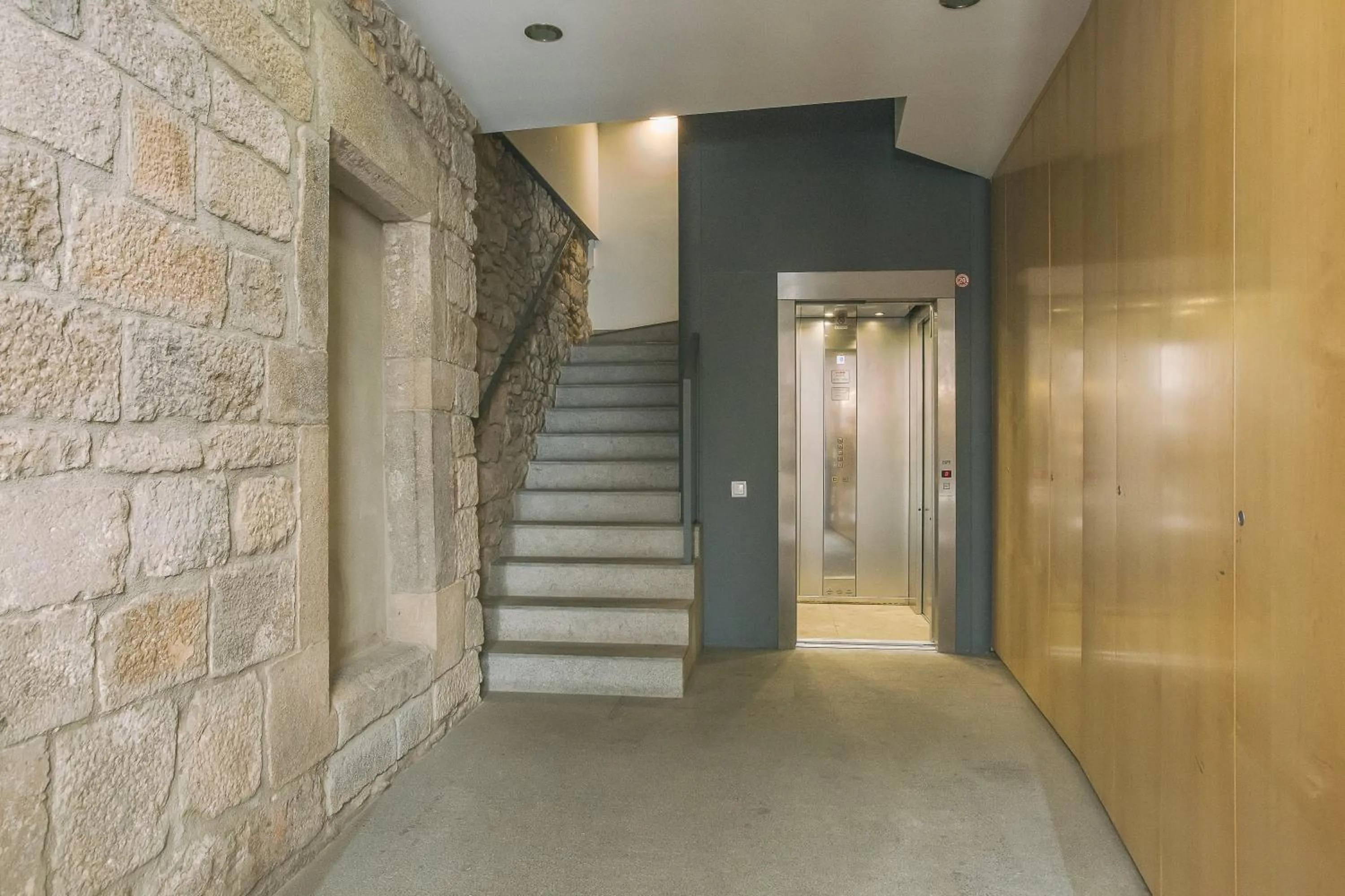 Facade/entrance in Bravissimo Força 17, Barri Vell apartments