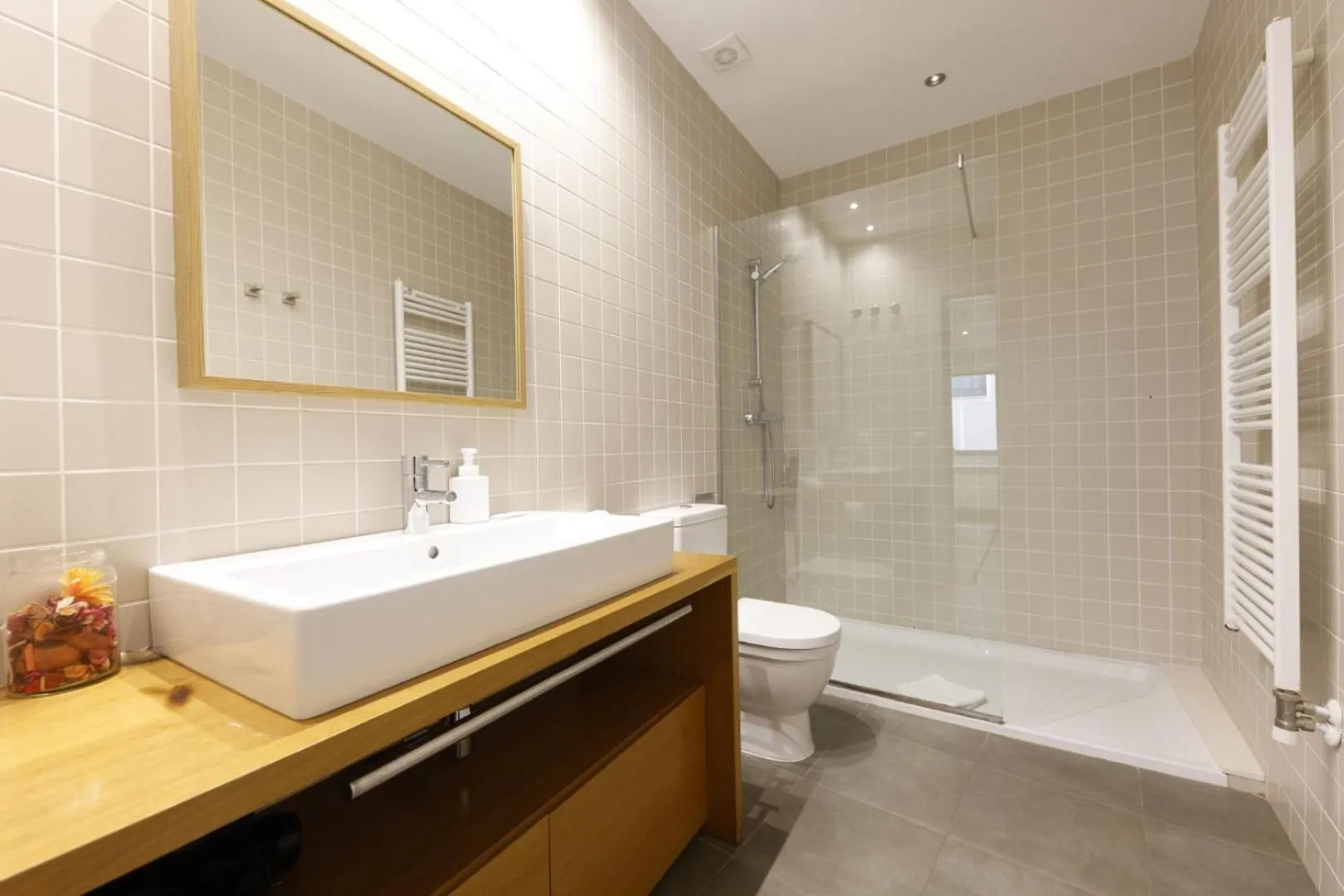 Bathroom in Bravissimo Força 17, Barri Vell apartments