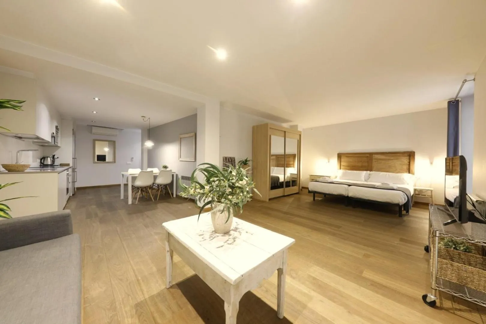 Living room, Bed in Bravissimo Força 17, Barri Vell apartments