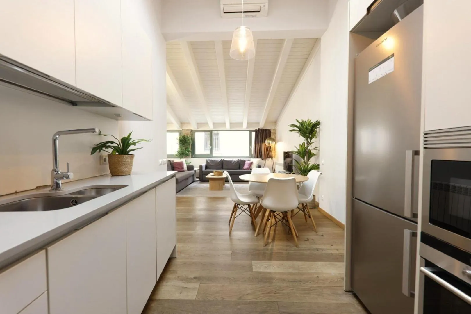 Kitchen or kitchenette in Bravissimo Força 17, Barri Vell apartments