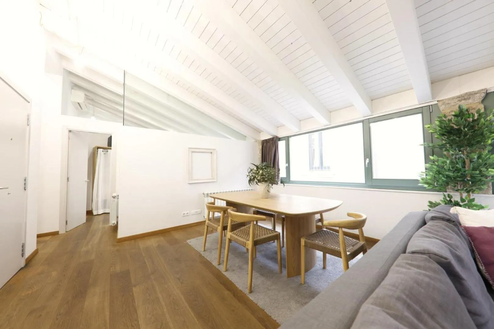 Dining area in Bravissimo Força 17, Barri Vell apartments