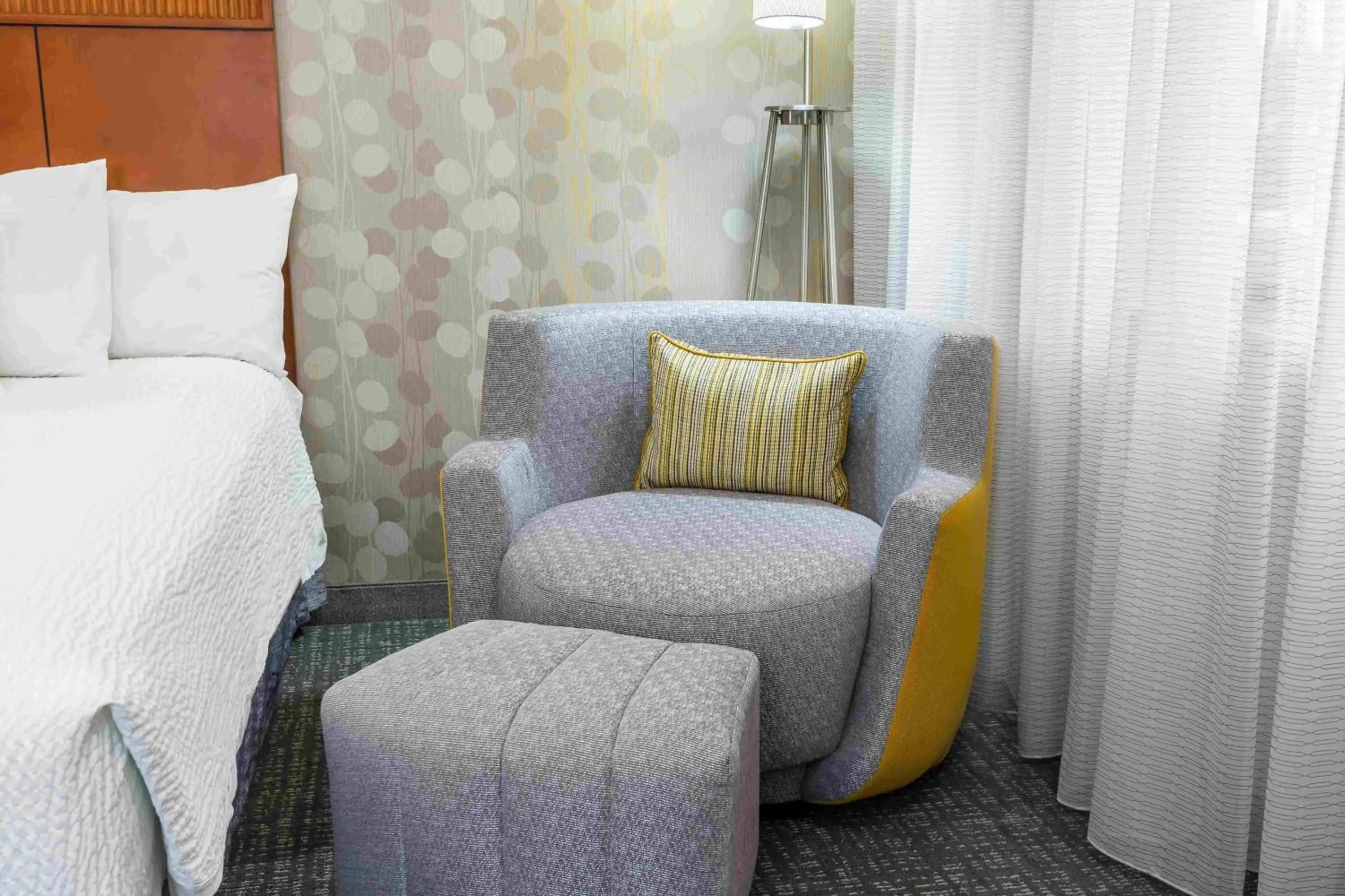 Photo of the whole room, Bed in Courtyard Knoxville Cedar Bluff