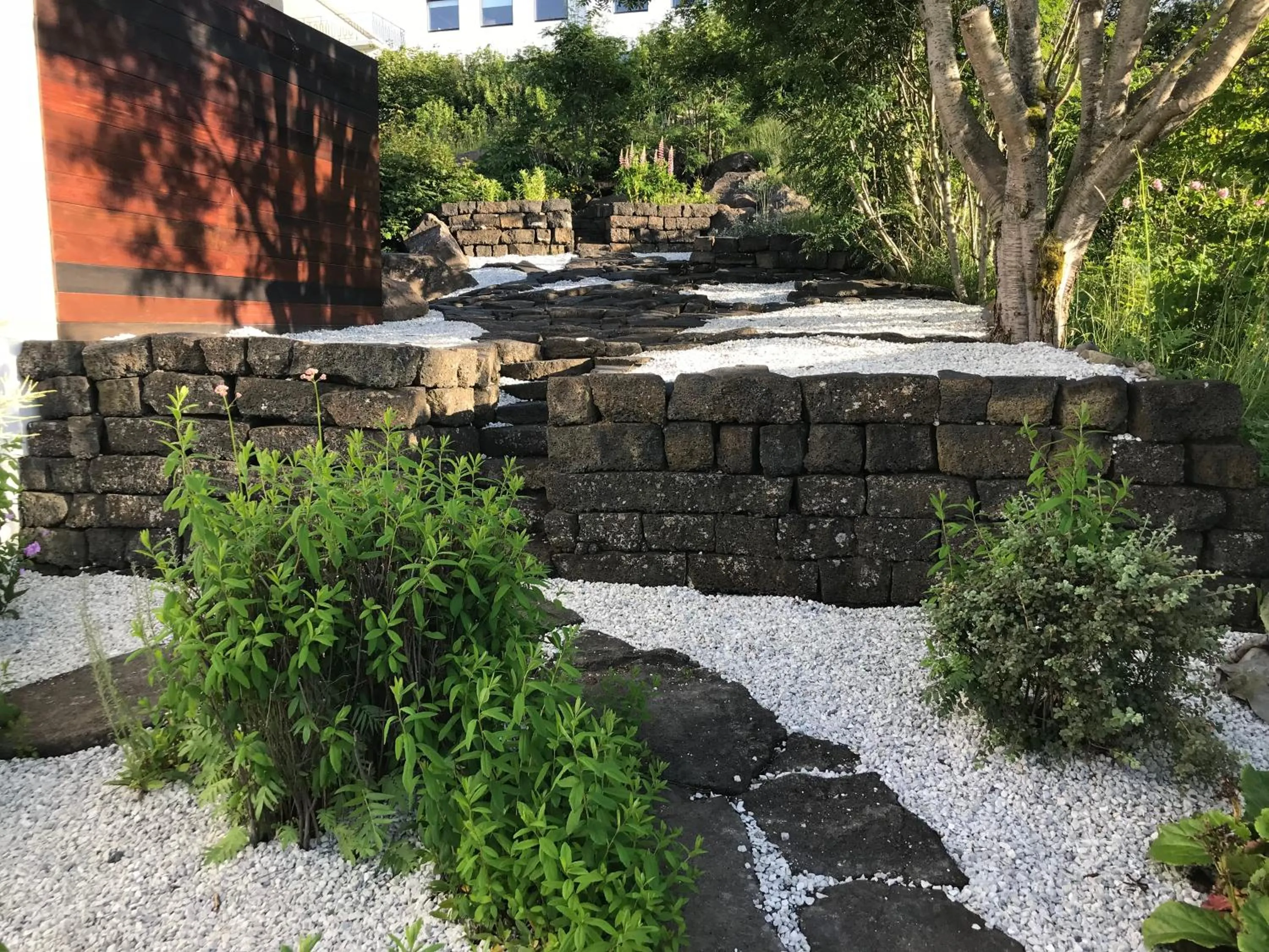 Garden in ICELAND SJF Villa, Hot tub & Outdoor Sauna Amazing Mountains and City View Over Reykjavík