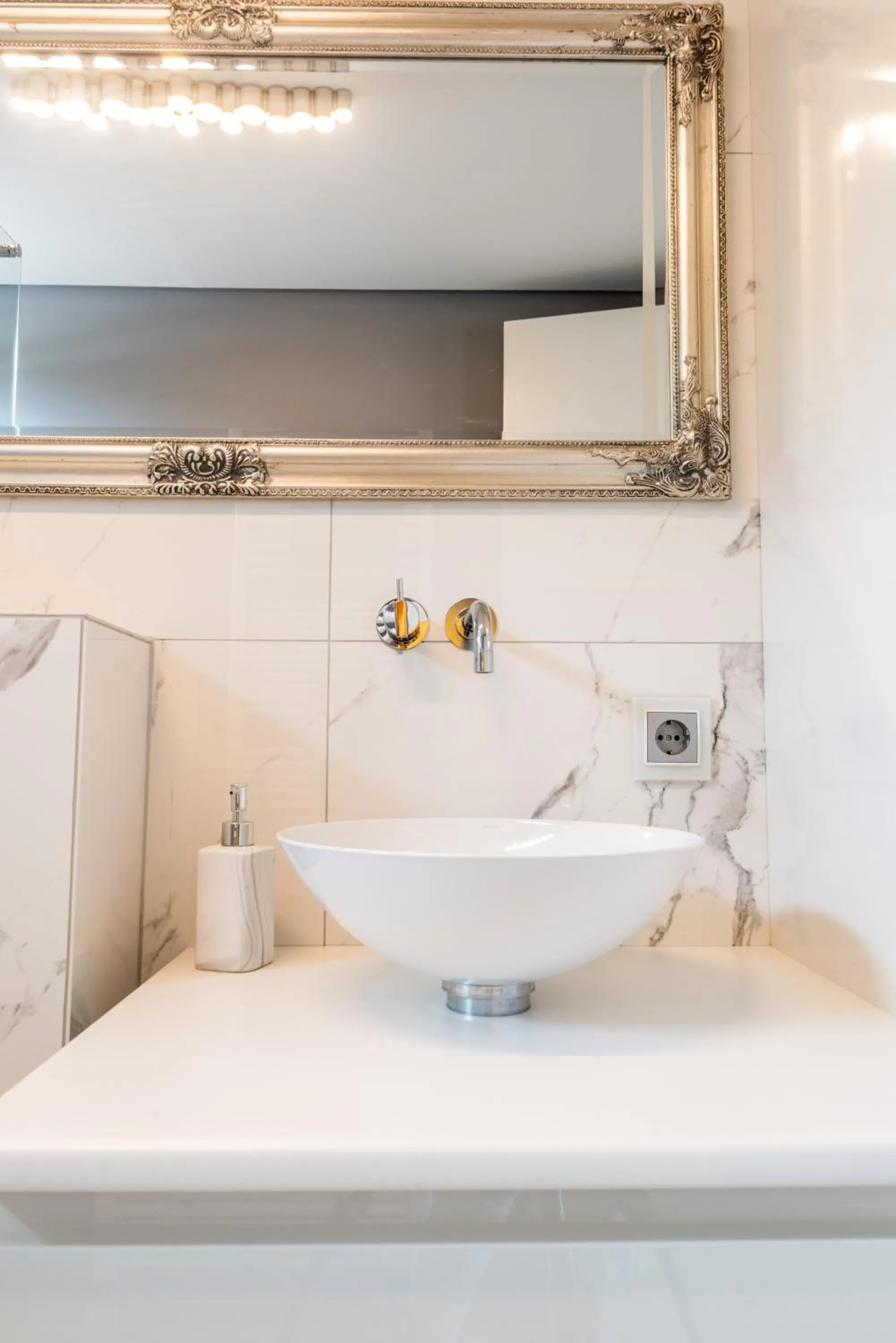 Hot Tub in ICELAND SJF Villa, Hot tub & Outdoor Sauna Amazing Mountains and City View Over Reykjavík