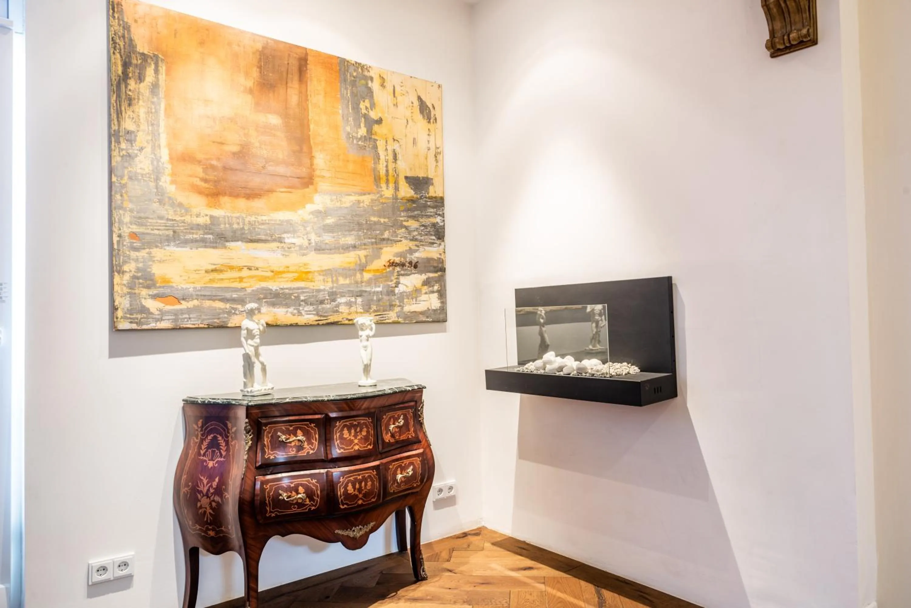 Hot Tub in ICELAND SJF Villa, Hot tub & Outdoor Sauna Amazing Mountains and City View Over Reykjavík