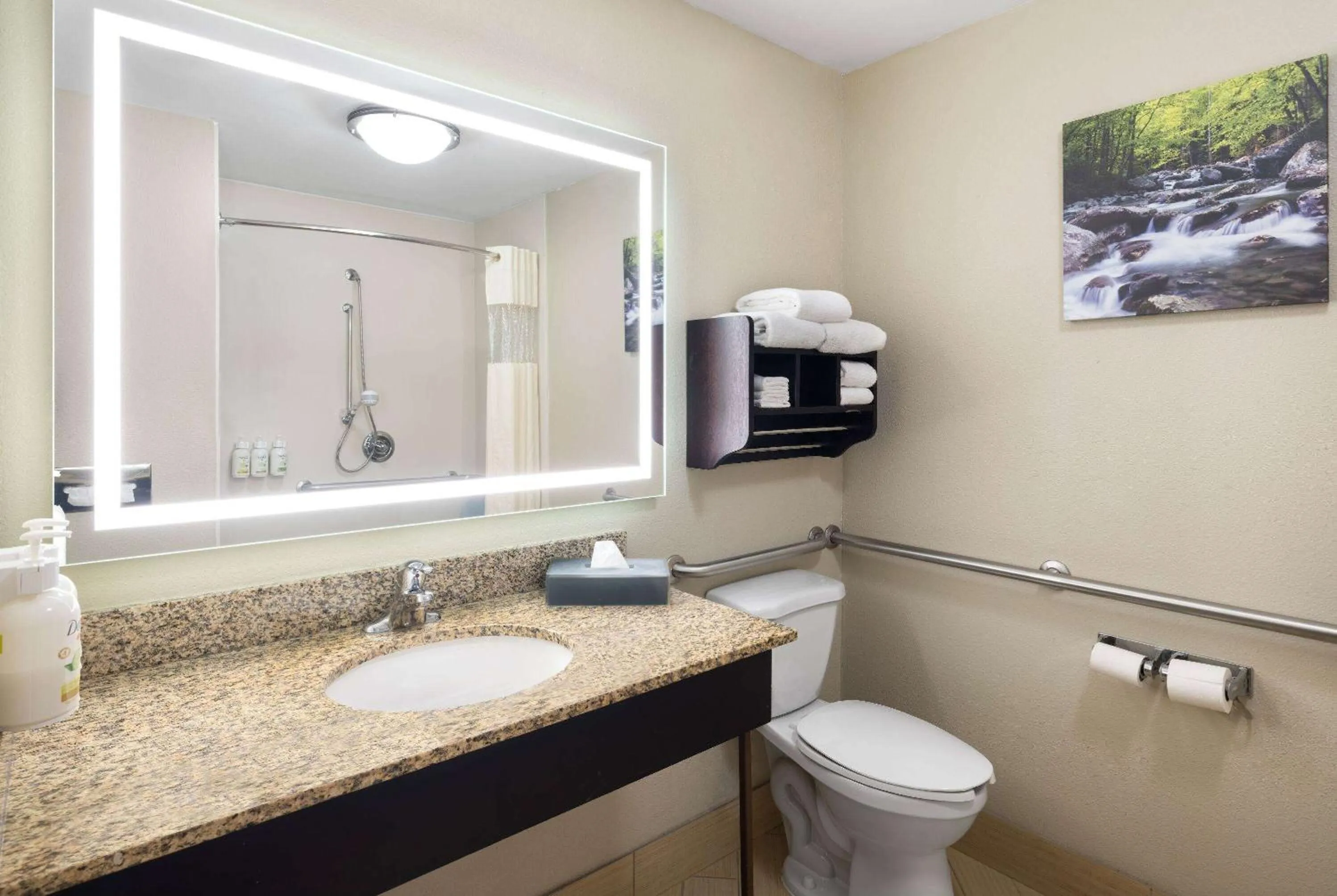 Bathroom in La Quinta by Wyndham Knoxville Airport