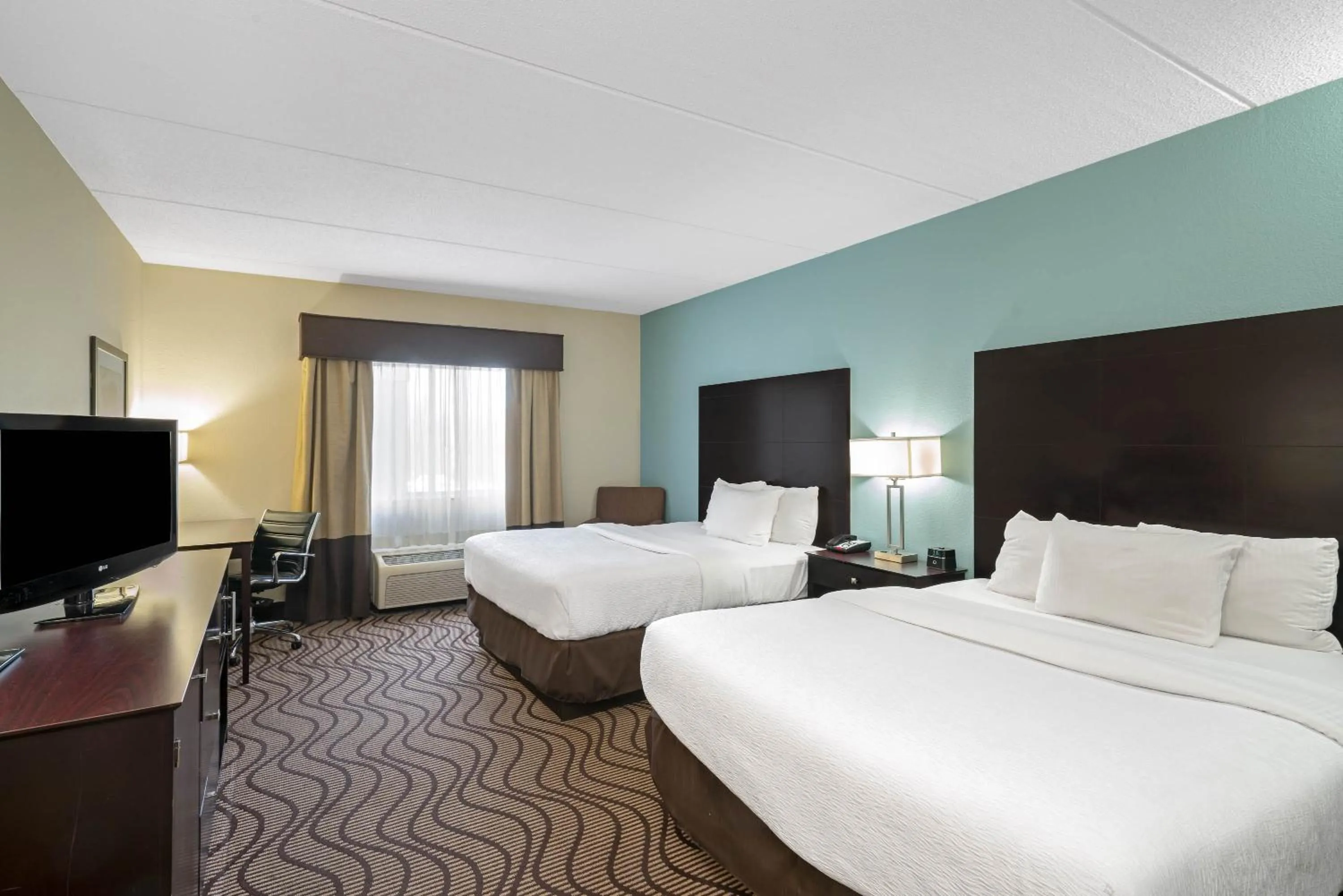 Bed in La Quinta by Wyndham Knoxville Airport