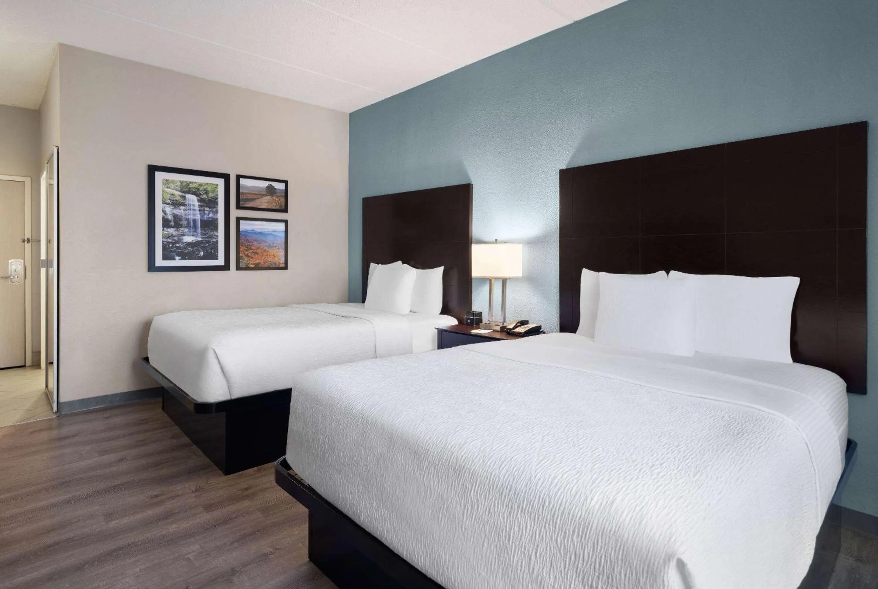 Photo of the whole room, Bed in La Quinta by Wyndham Knoxville Airport
