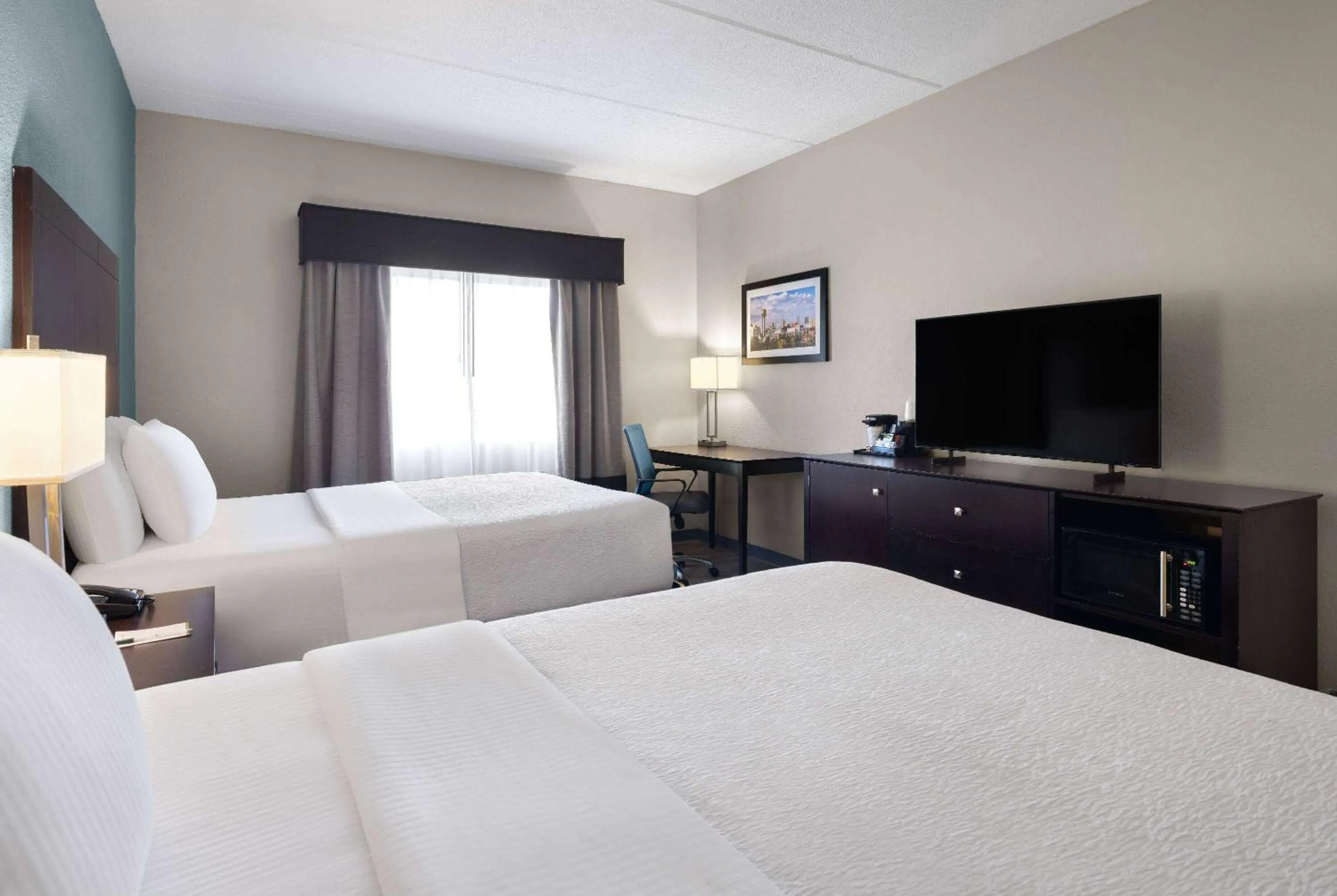 Photo of the whole room, Bed in La Quinta by Wyndham Knoxville Airport