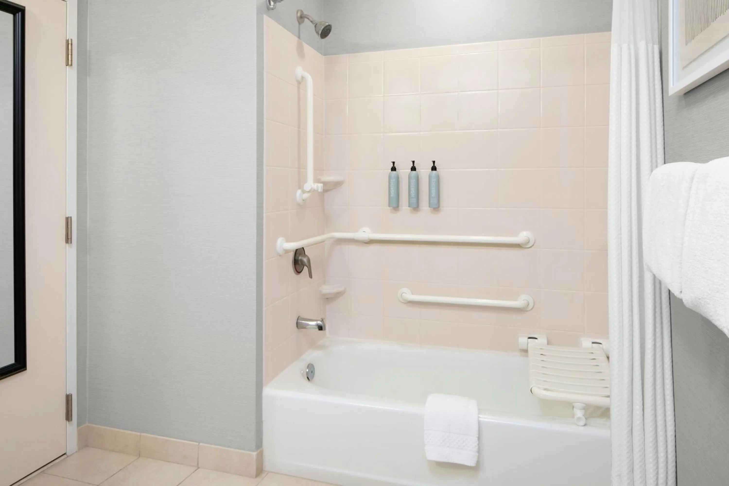 Bathroom in Courtyard by Marriott Knoxville Airport Alcoa