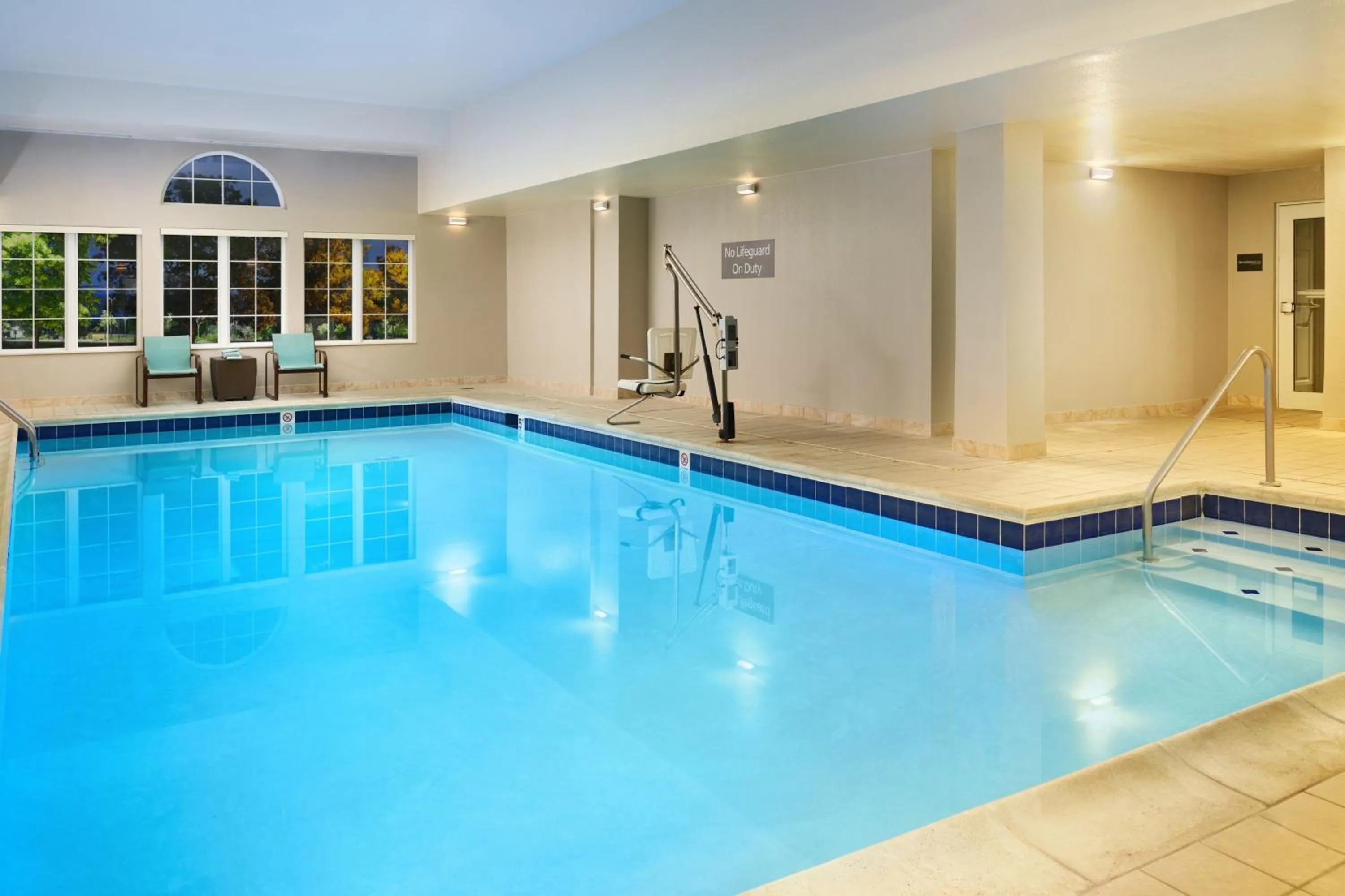 Swimming pool in Residence Inn Boulder Longmont