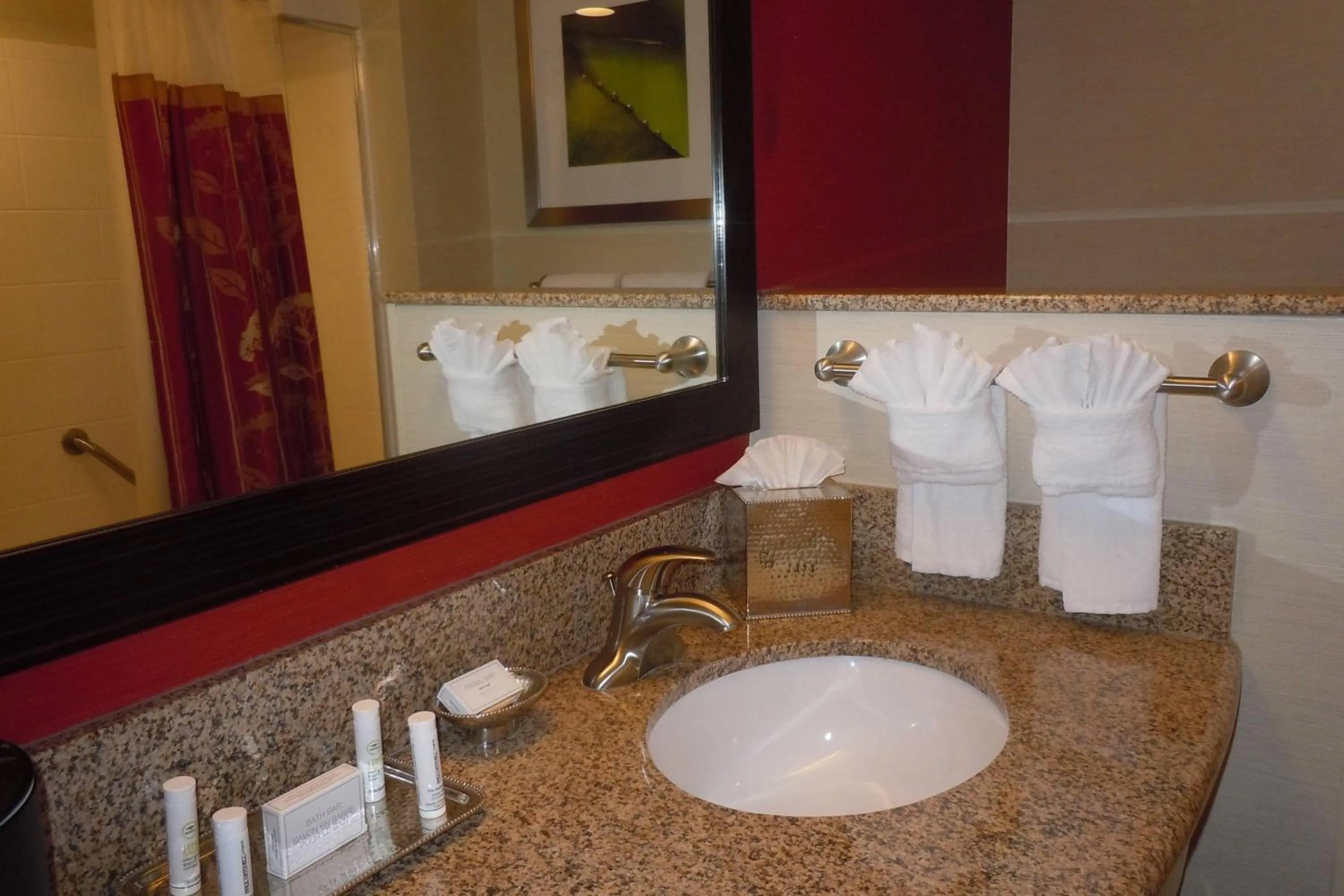 Bathroom in Courtyard by Marriott Vicksburg