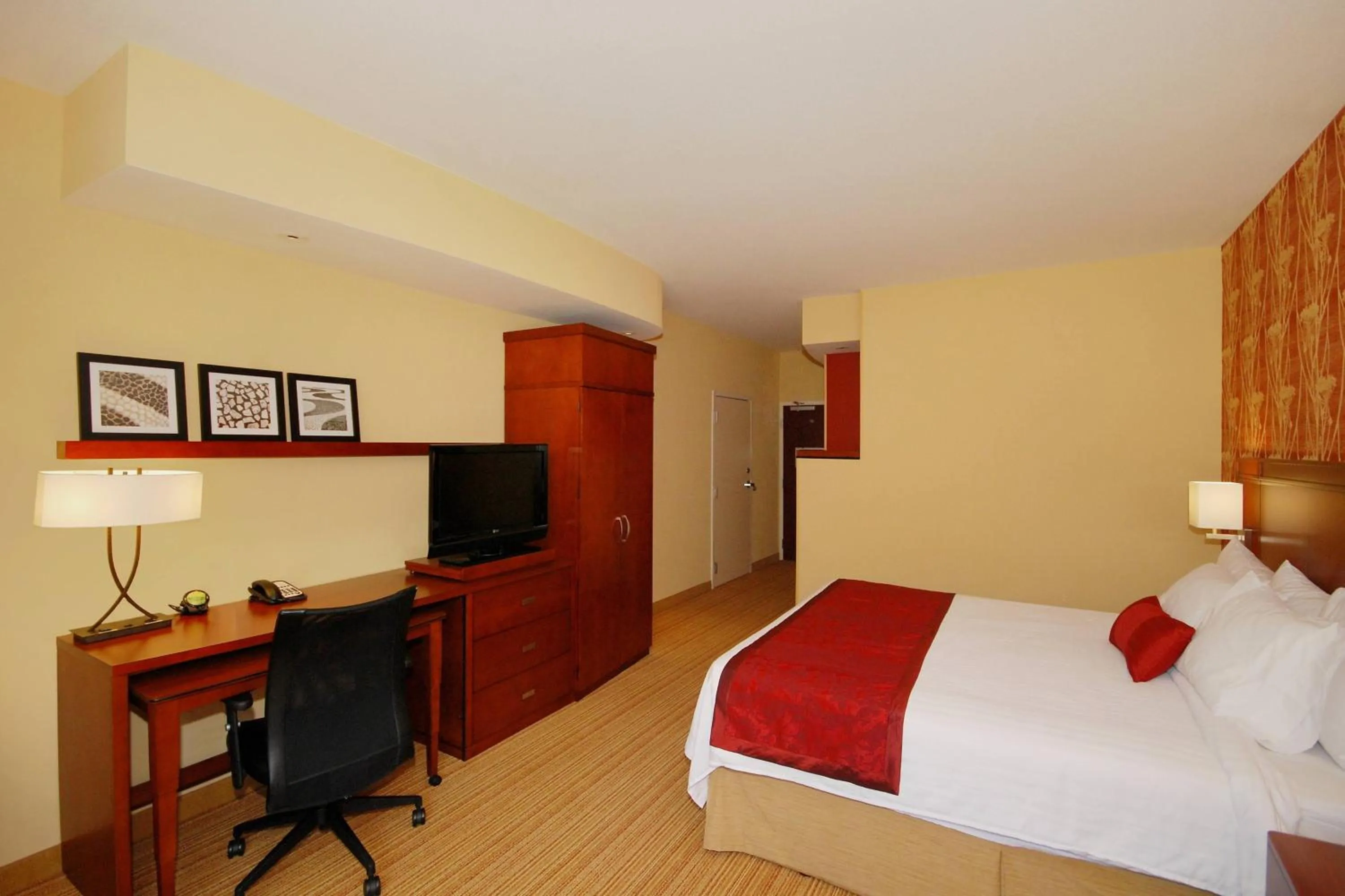 Photo of the whole room, Bed in Courtyard by Marriott Vicksburg