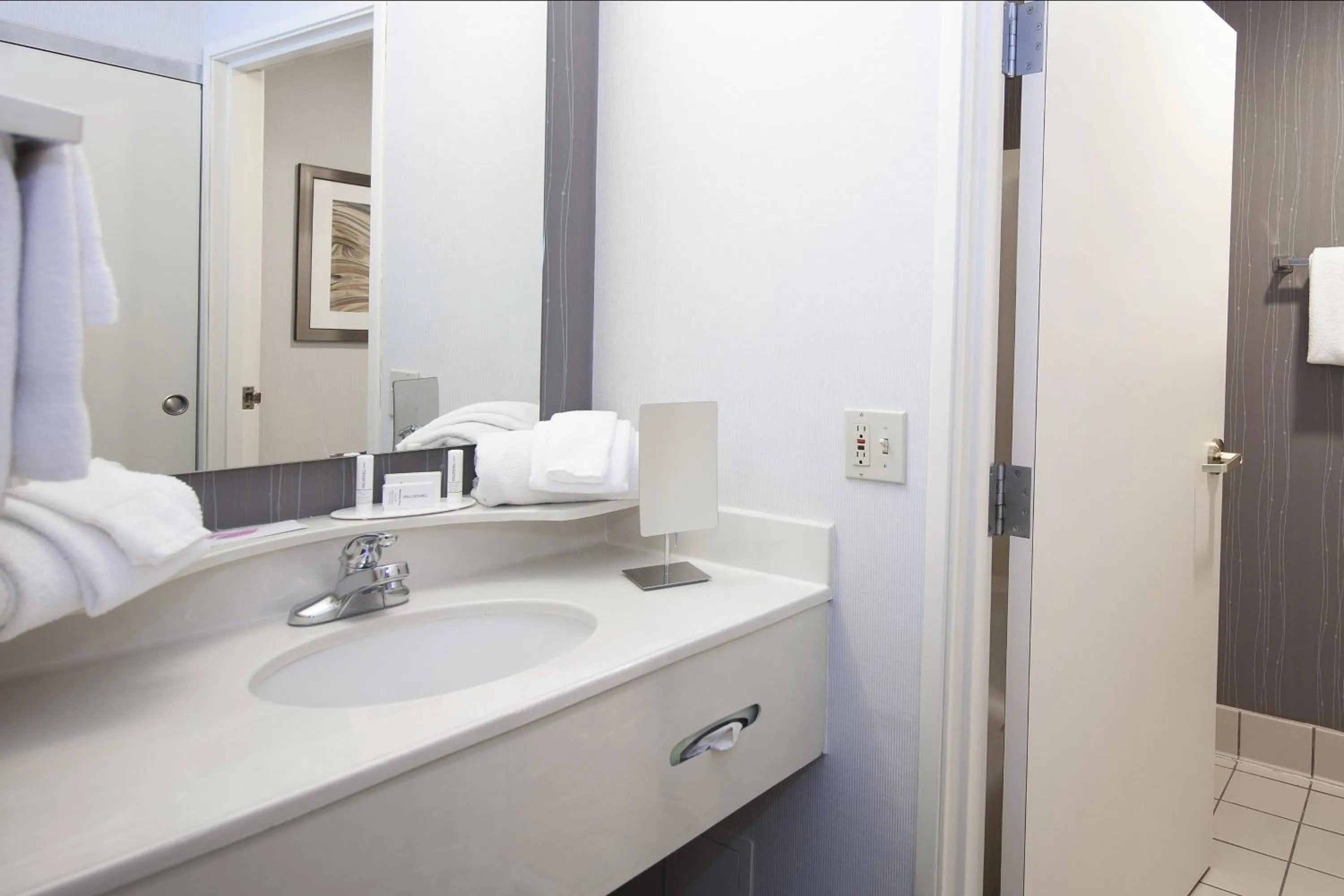 Bathroom in Courtyard by Marriott Valdosta
