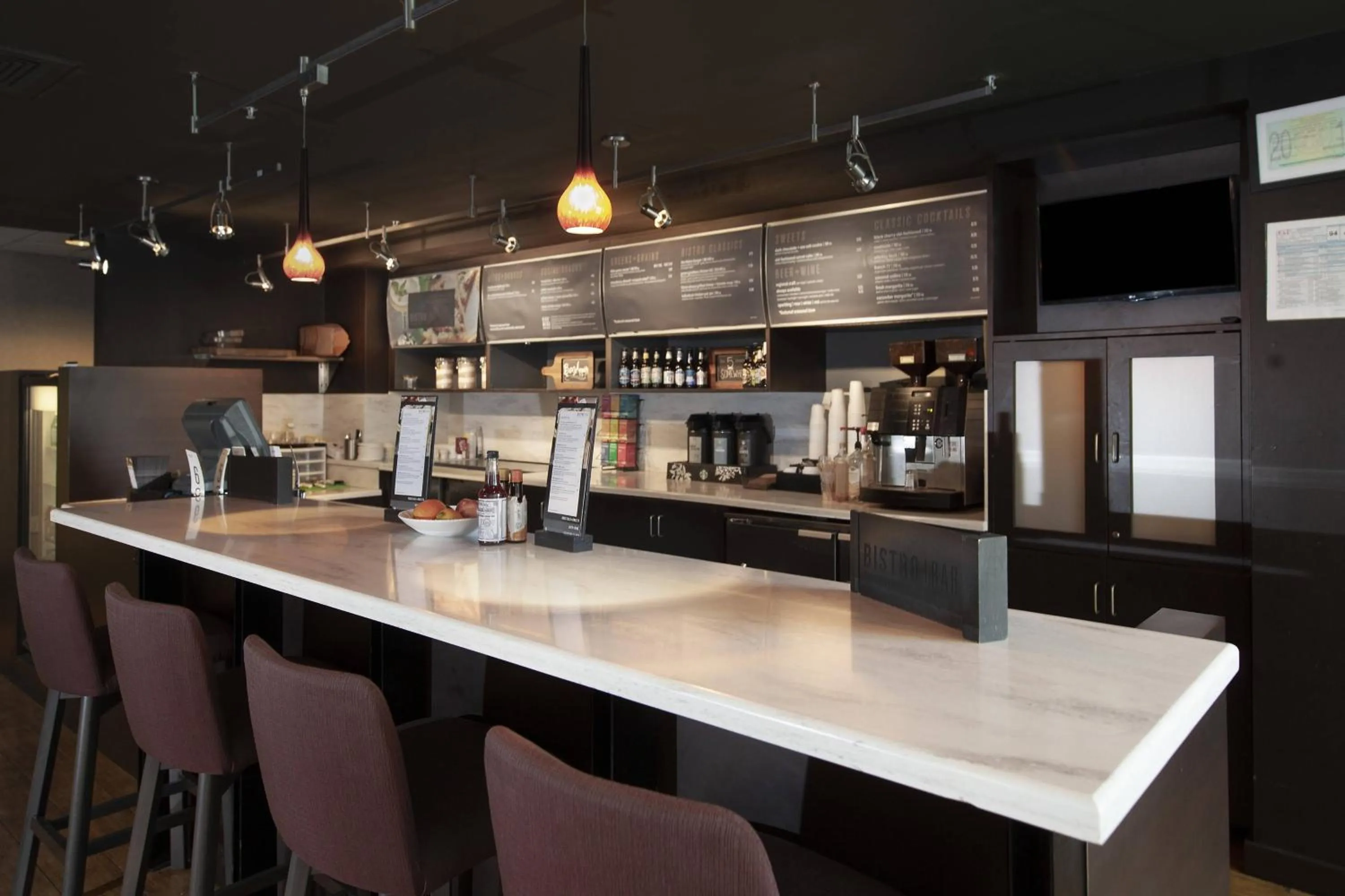 Lounge or bar in Courtyard by Marriott Valdosta