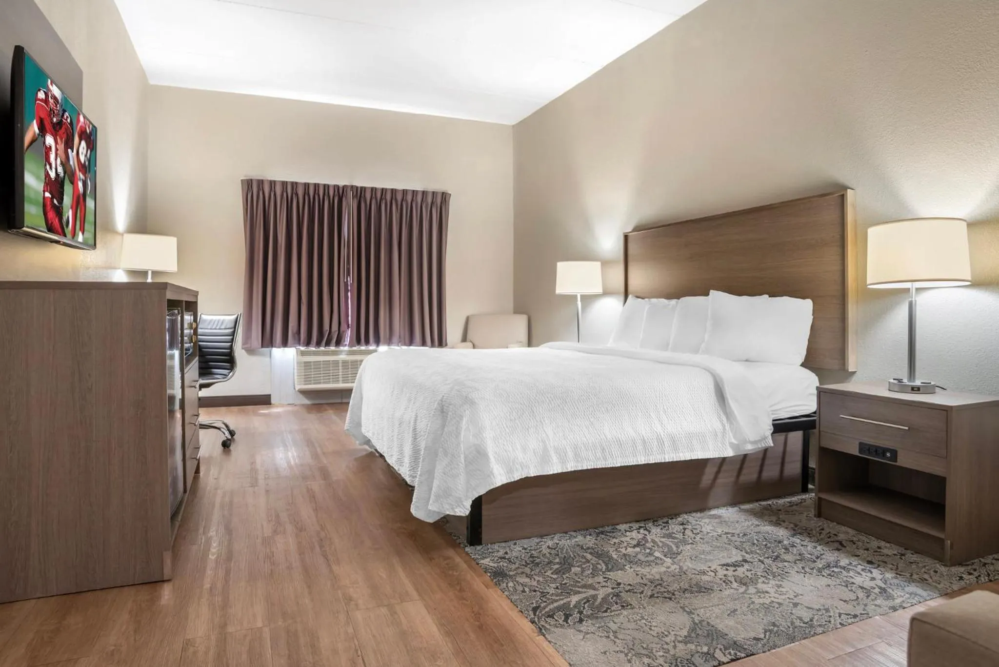 Photo of the whole room, Bed in Red Roof PLUS & Suites Vicksburg