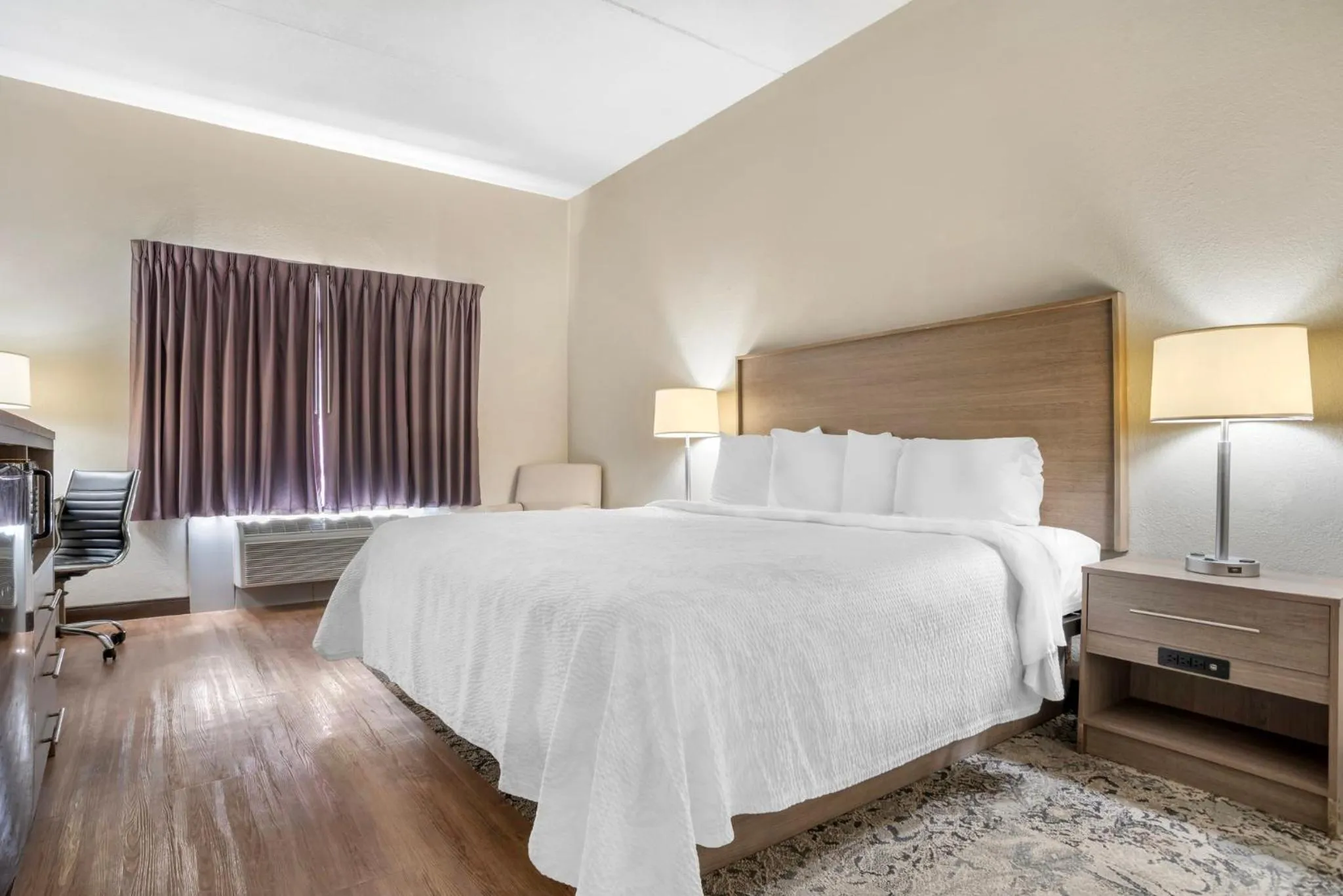 Photo of the whole room, Bed in Red Roof PLUS & Suites Vicksburg