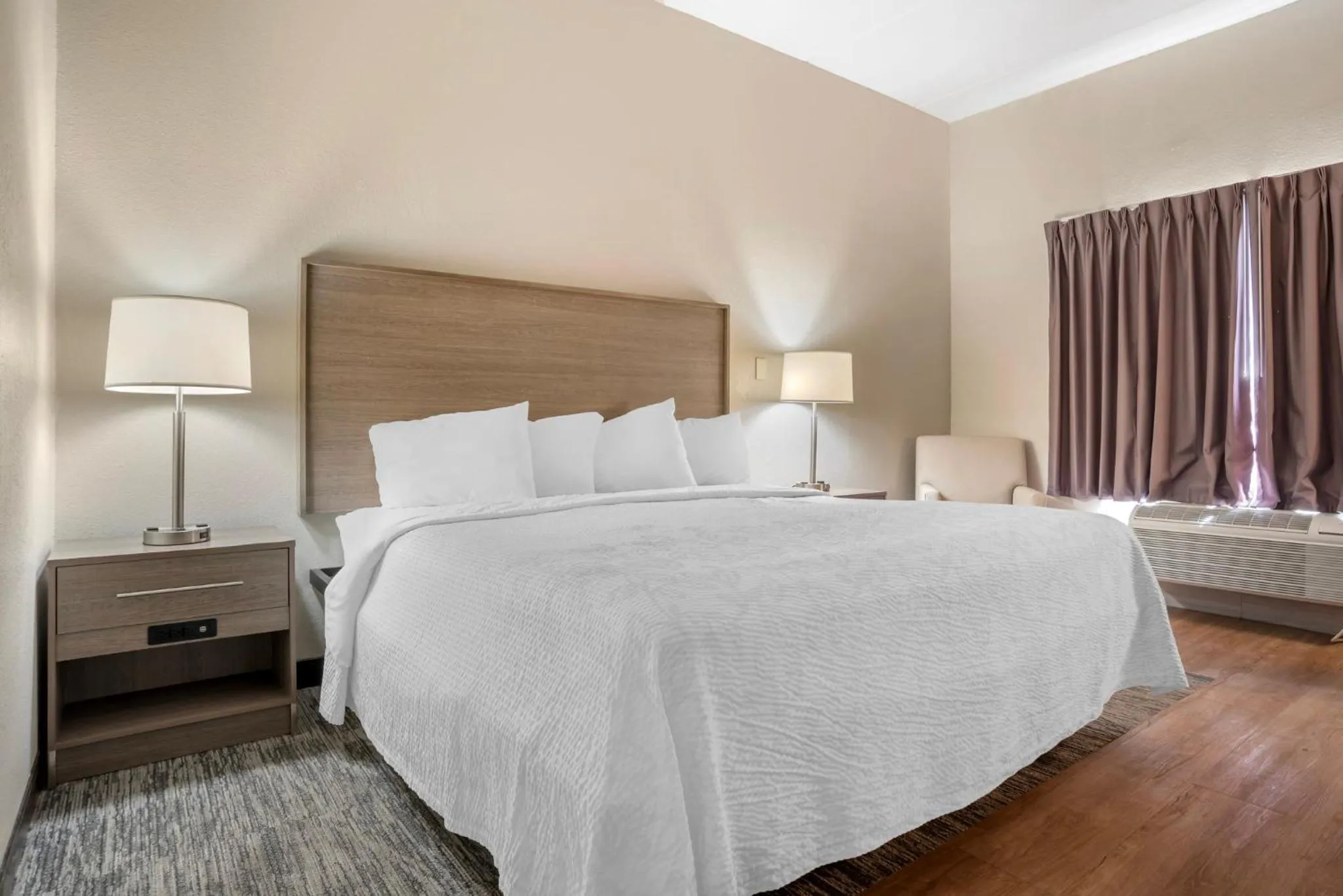 Bedroom, Bed in Red Roof PLUS & Suites Vicksburg