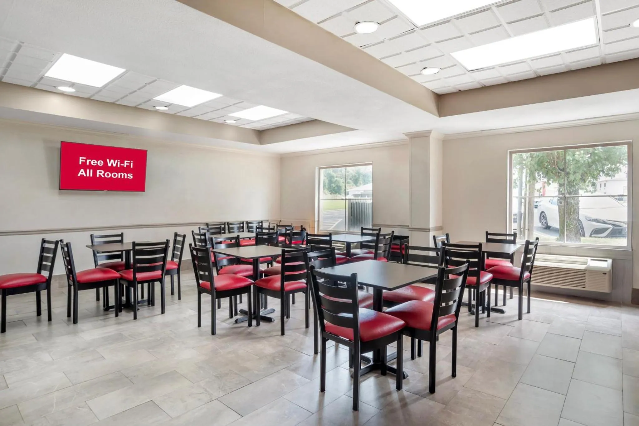 Breakfast in Red Roof PLUS & Suites Vicksburg