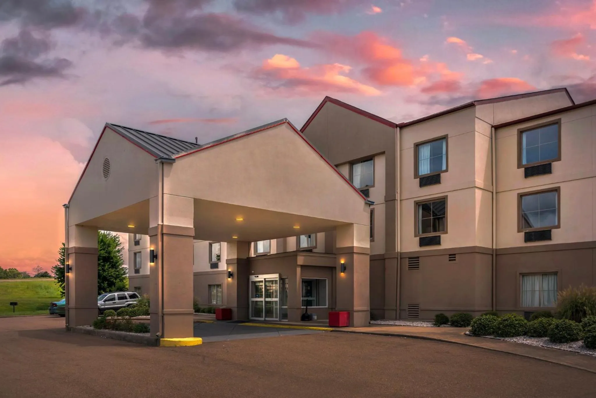 Property building in Red Roof PLUS & Suites Vicksburg