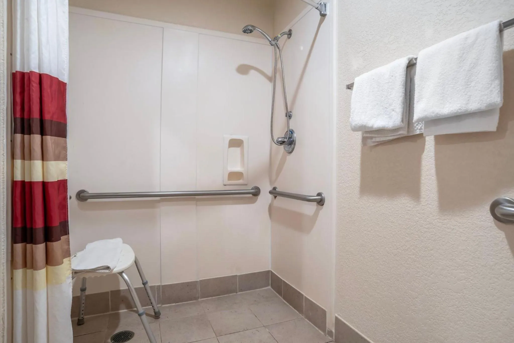 Bathroom in Red Roof PLUS & Suites Vicksburg