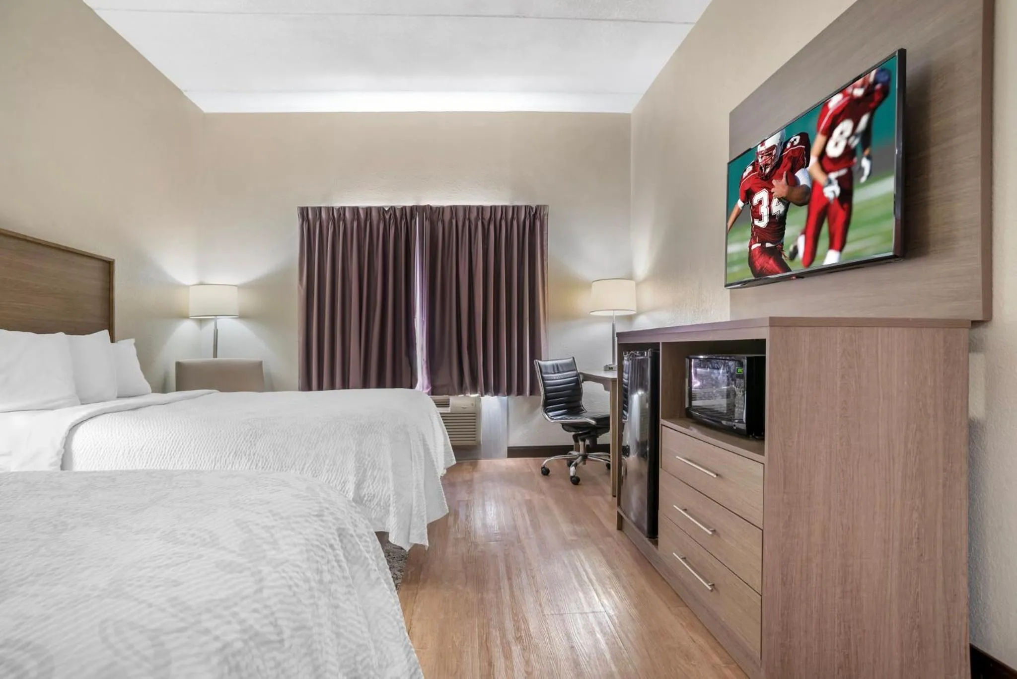 Photo of the whole room, Bed in Red Roof PLUS & Suites Vicksburg