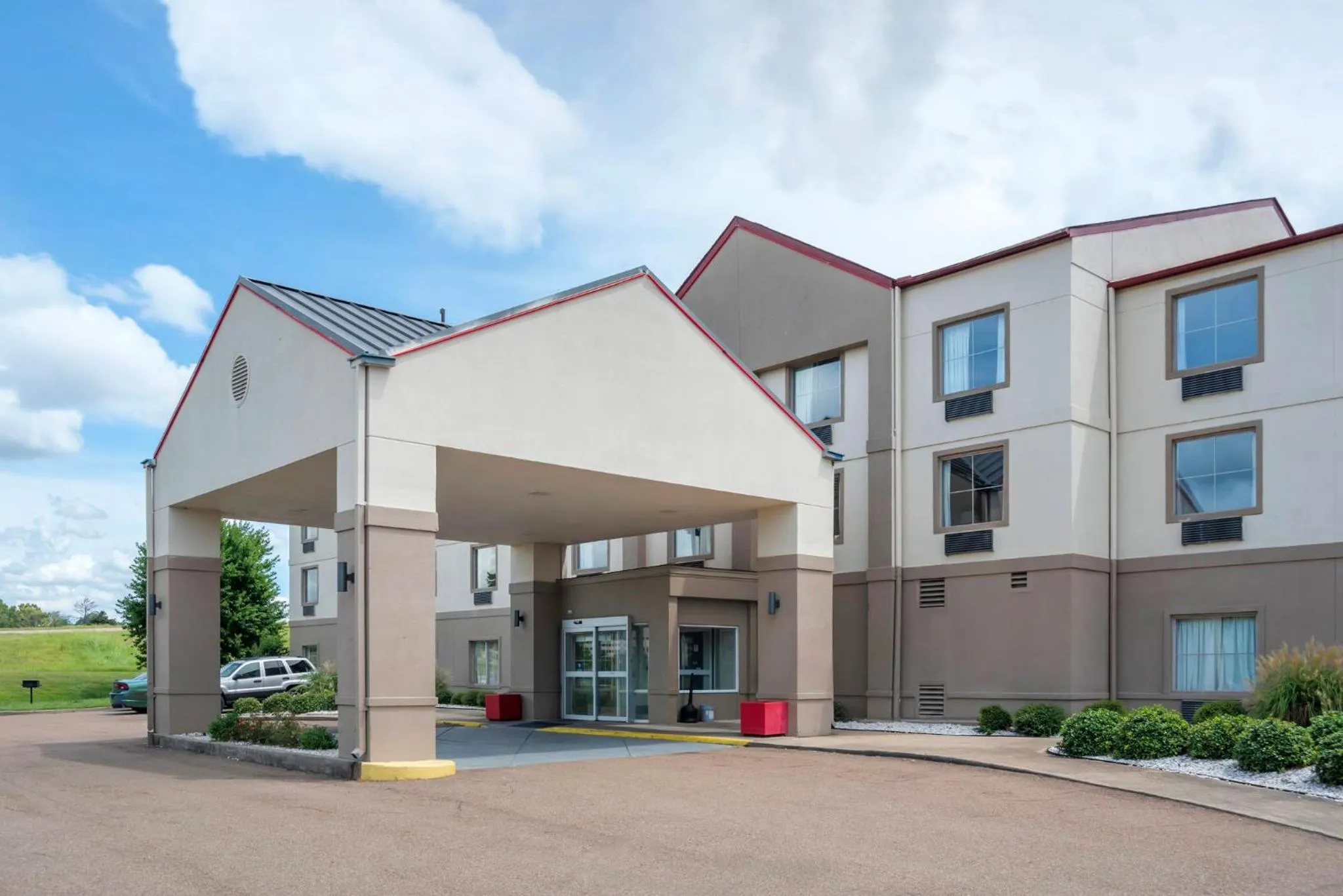 Property building in Red Roof PLUS & Suites Vicksburg