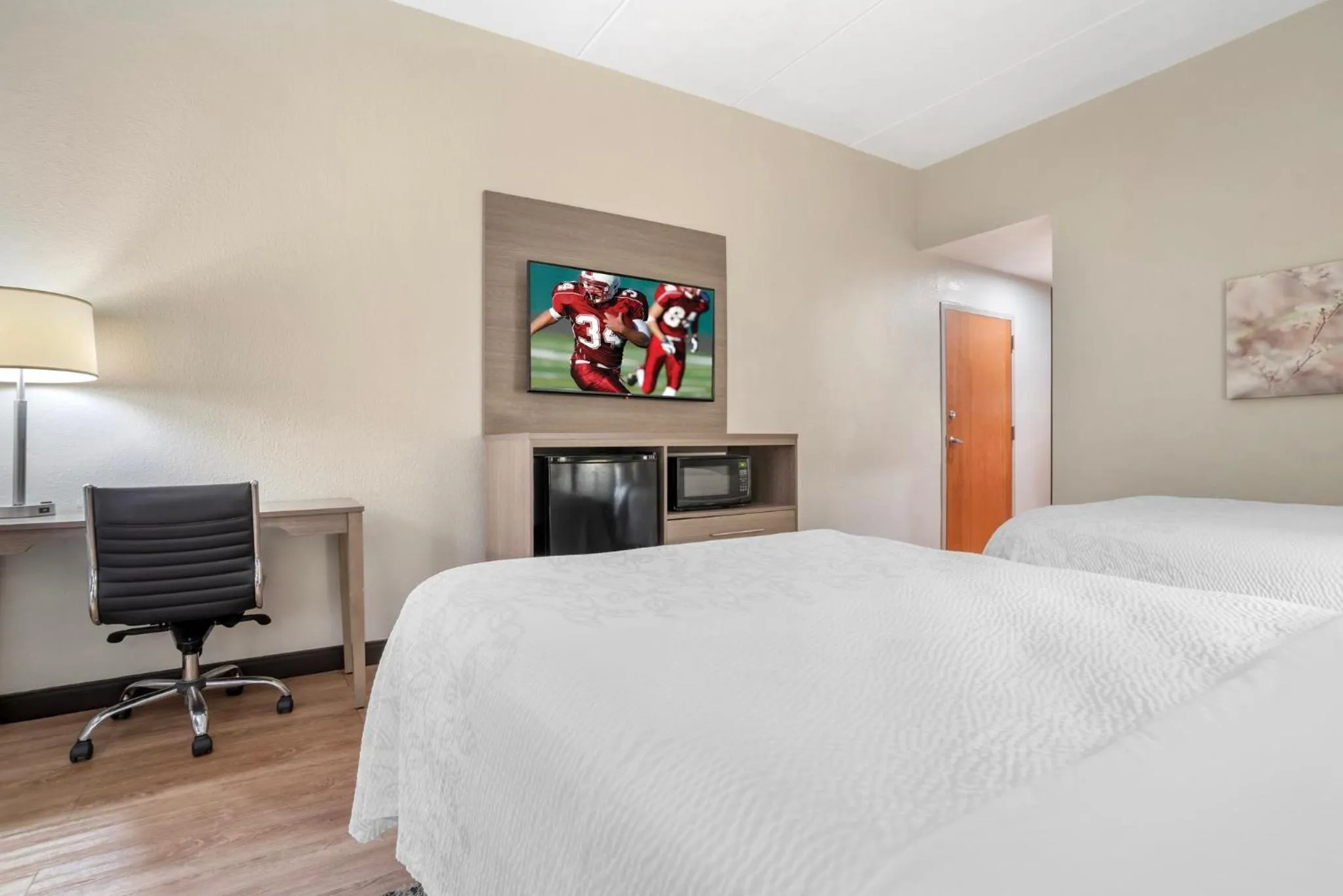 Photo of the whole room, Bed in Red Roof PLUS & Suites Vicksburg