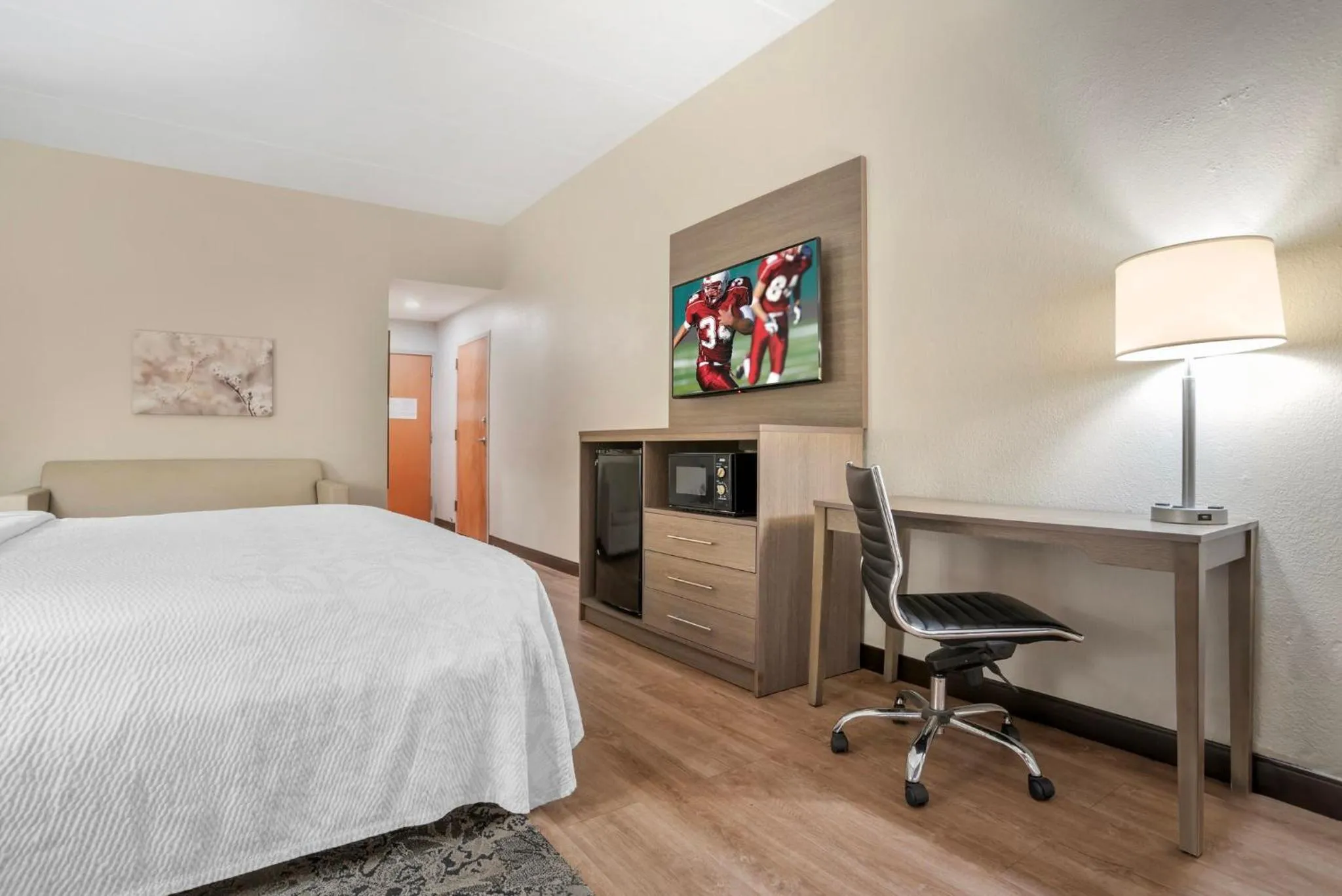 Photo of the whole room, Bed in Red Roof PLUS & Suites Vicksburg