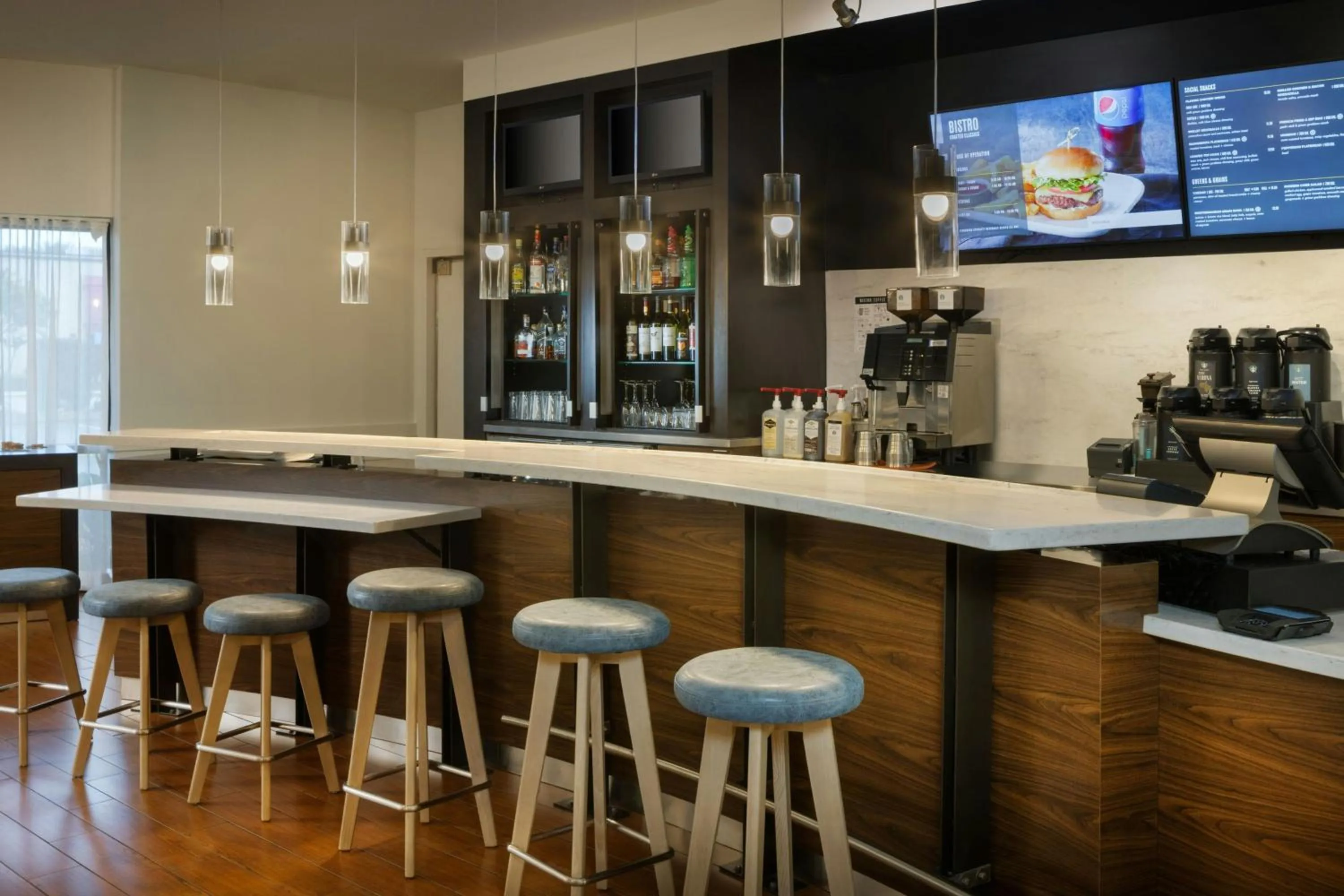 Lounge or bar in Courtyard by Marriott Sandestin at Grand Boulevard