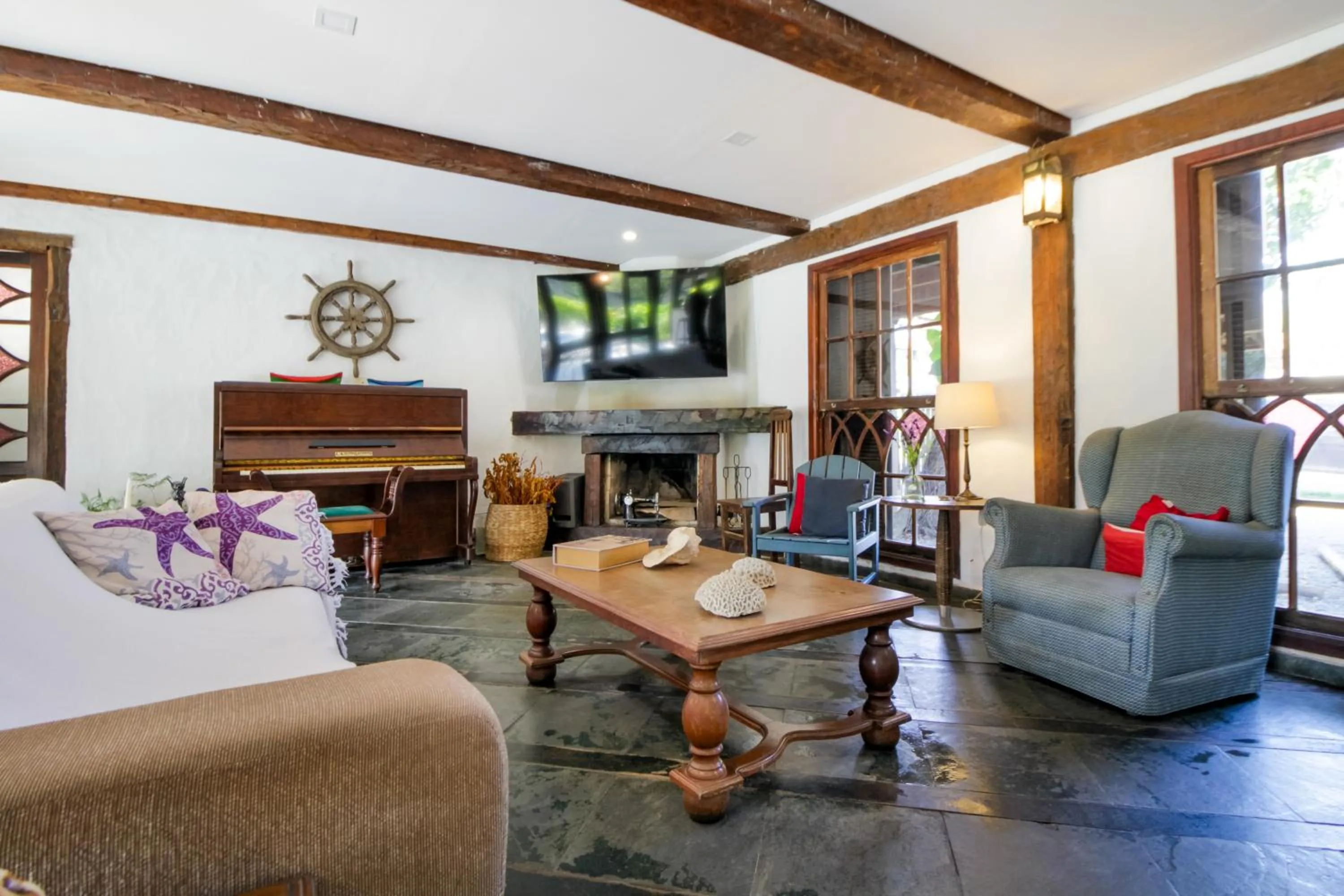 Communal lounge/ TV room in VELINN Caravela Pousada Ilhabela