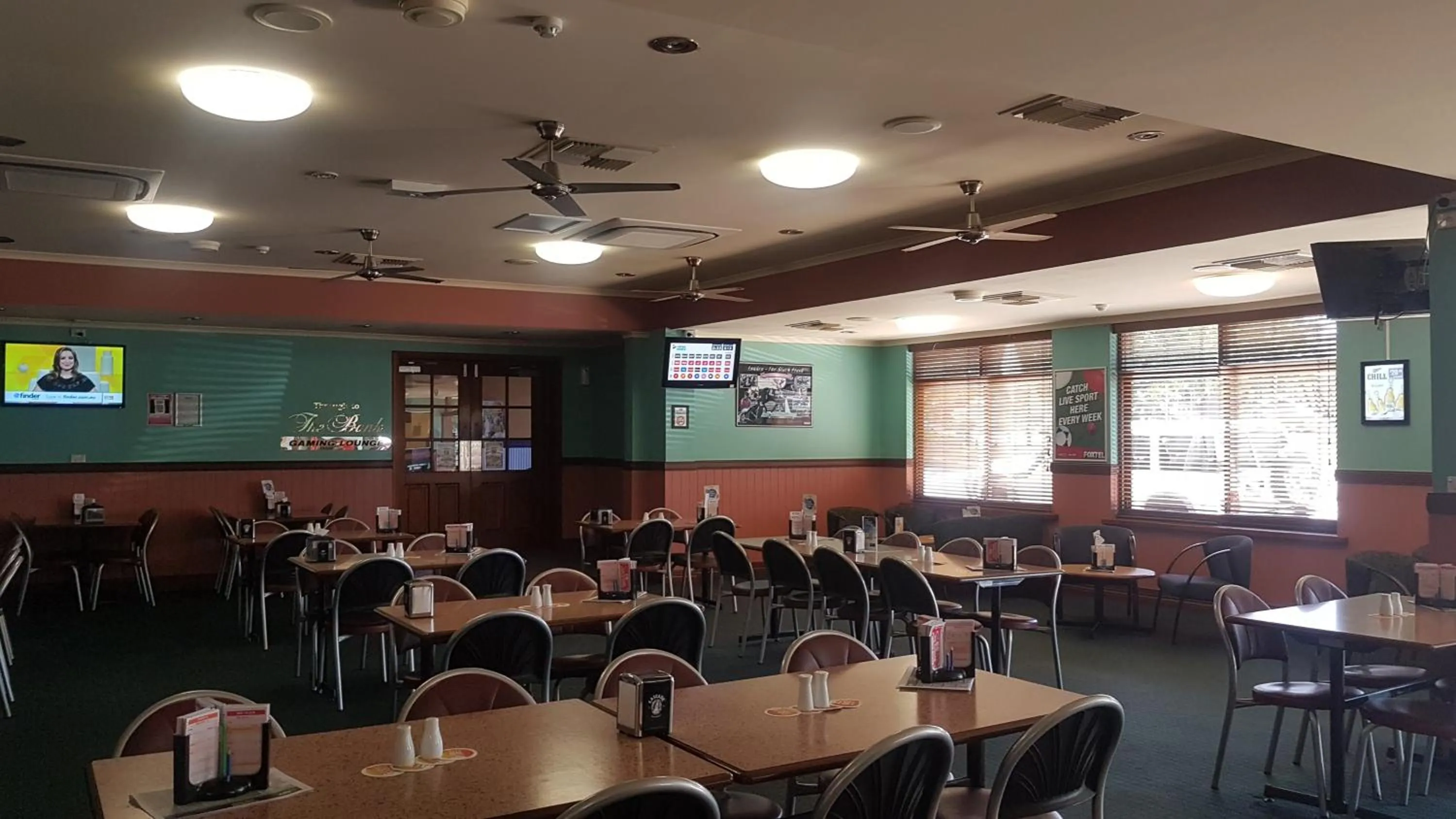 Restaurant/Places to Eat in Sarina Hotel