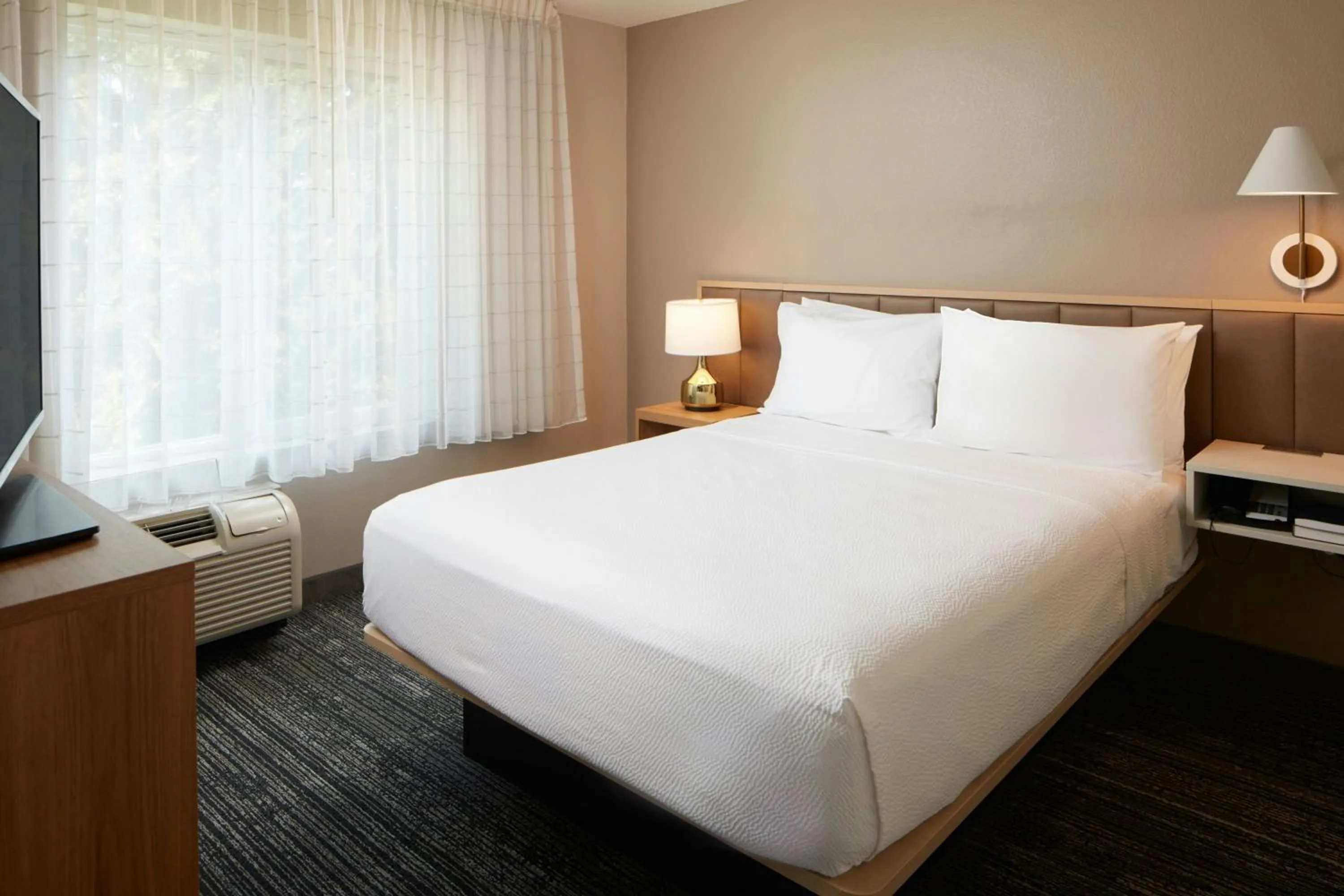 Bedroom, Bed in TownePlace Suites Winchester