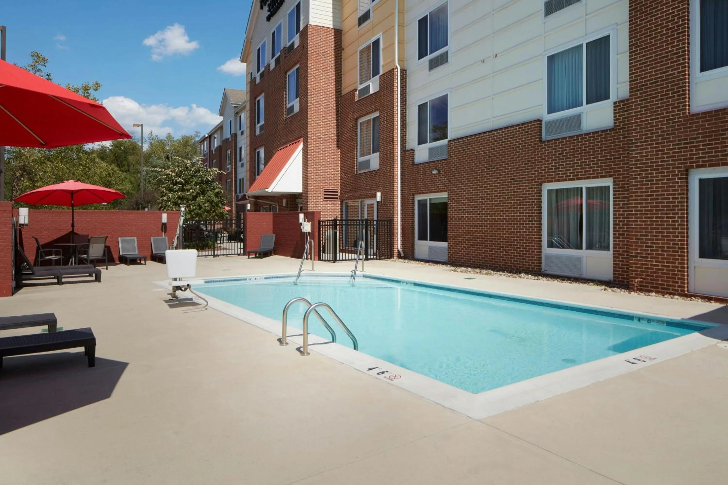 Swimming pool in TownePlace Suites Winchester