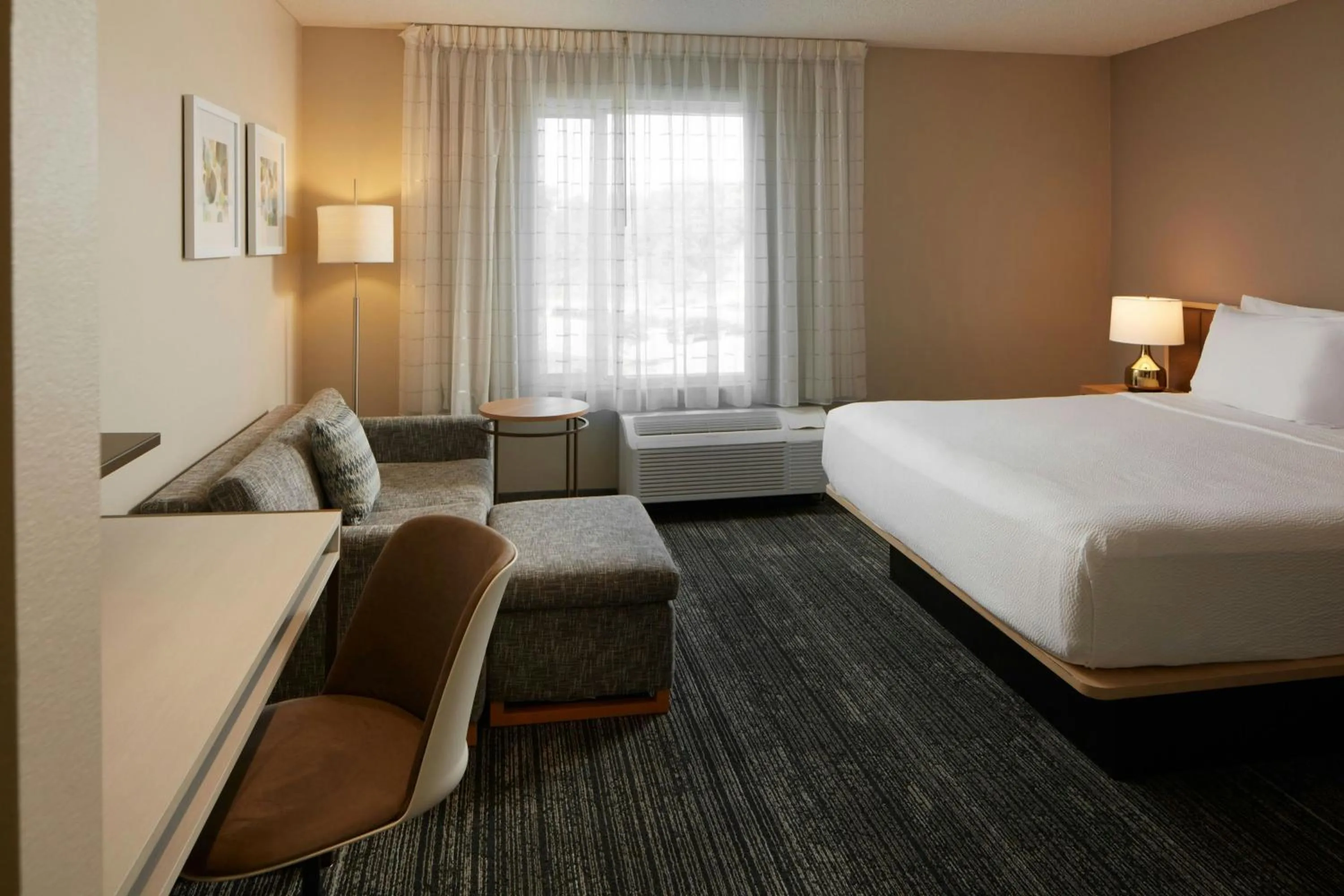 Bedroom, Bed in TownePlace Suites Winchester