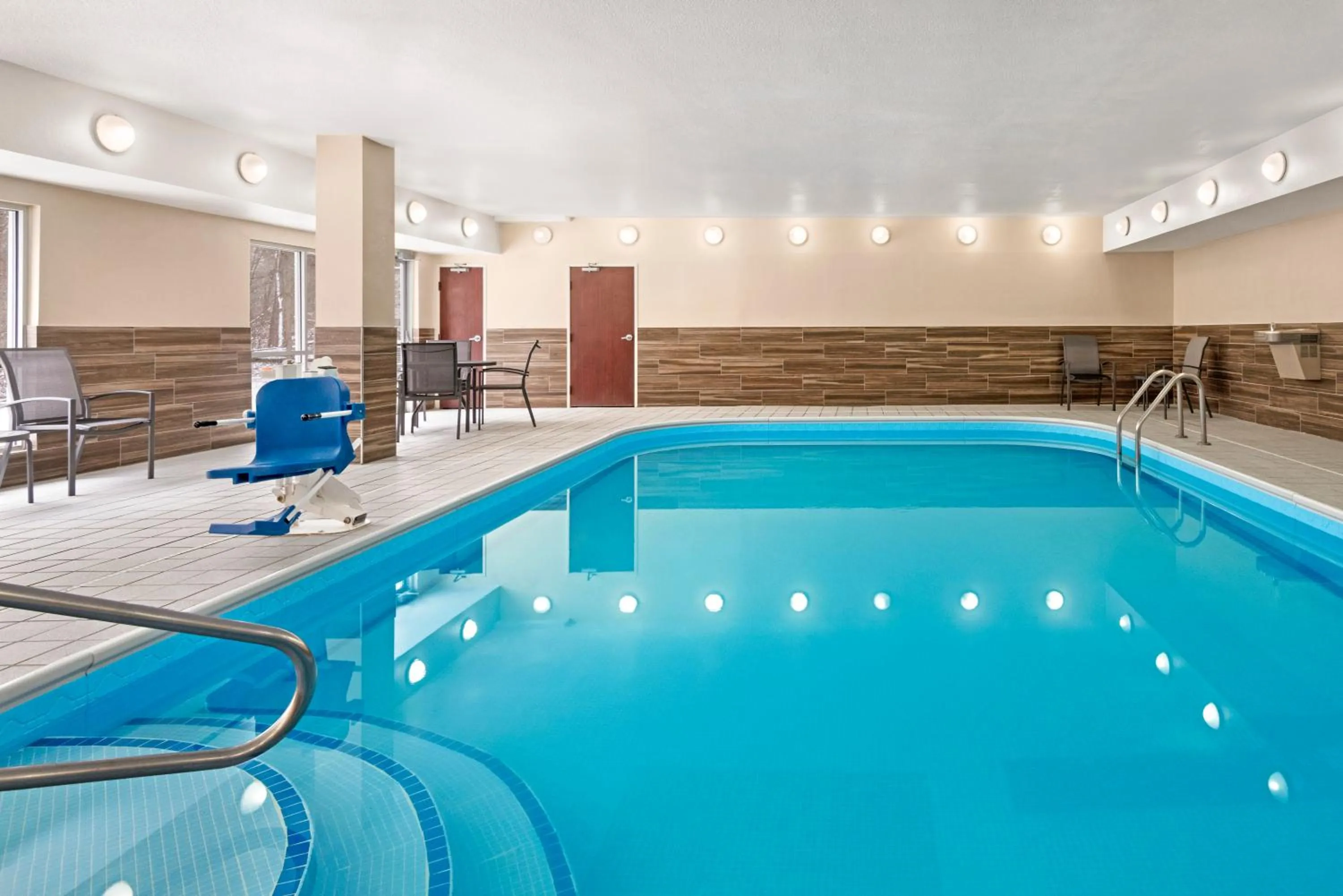 Swimming pool in Fairfield Inn by Marriott Warren Niles