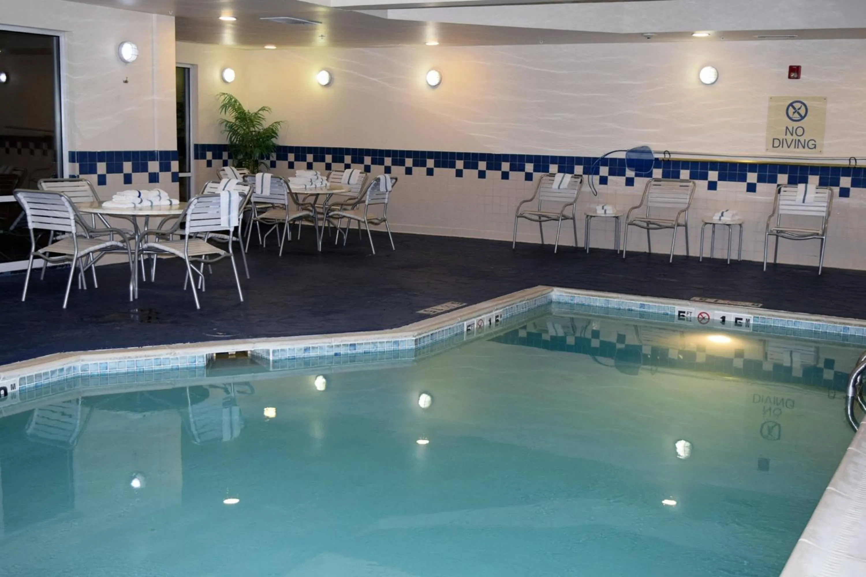 Swimming pool in Fairfield by Marriott Youngstown/Austintown