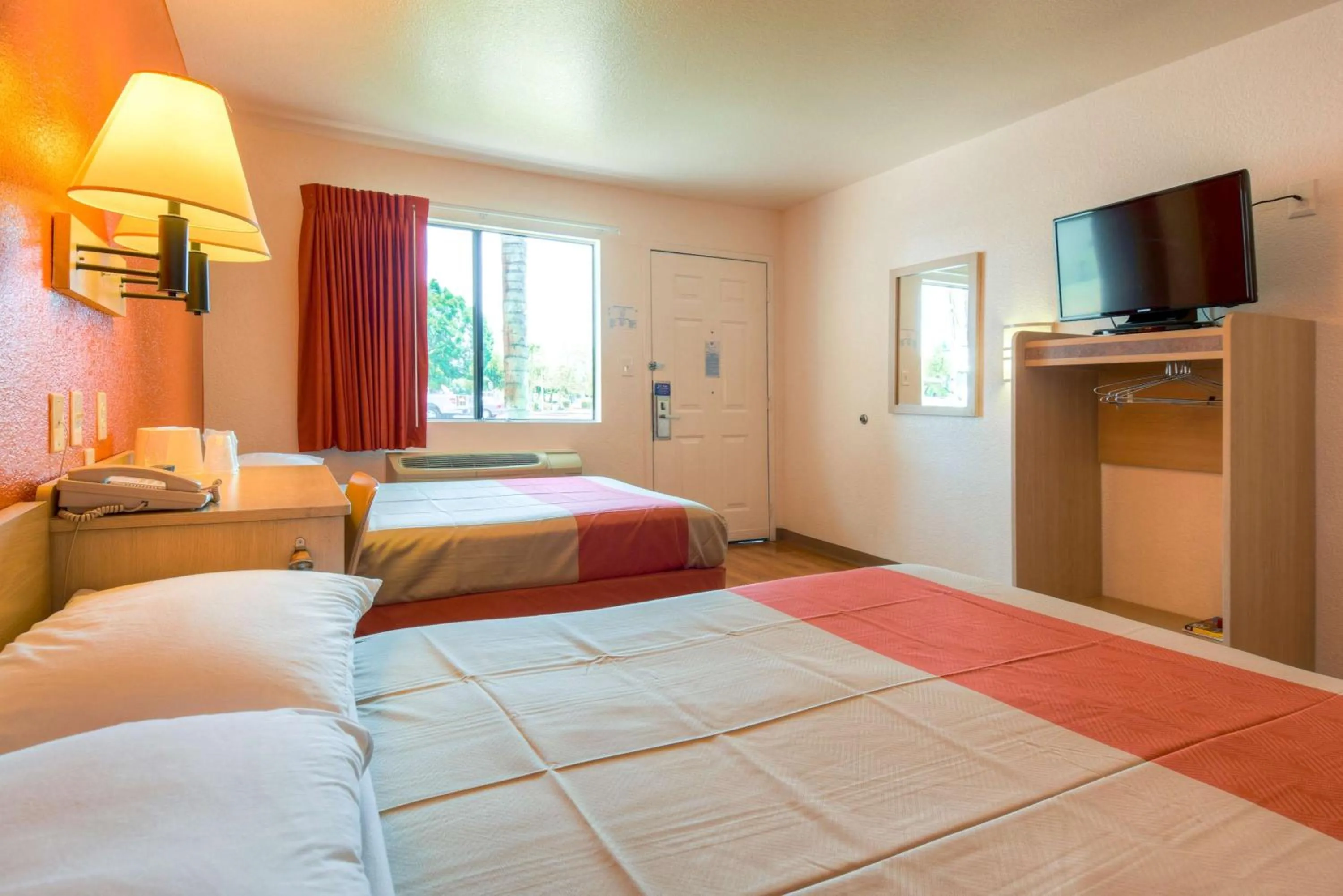 TV and multimedia, Bed in Motel 6-El Cajon, CA - San Diego
