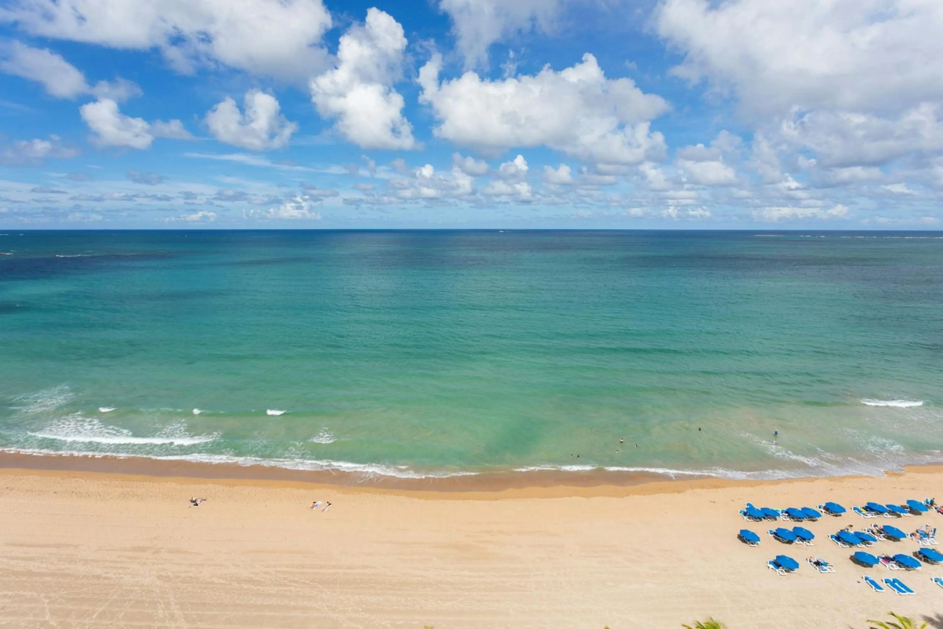 Bedroom in Courtyard by Marriott Isla Verde Beach Resort