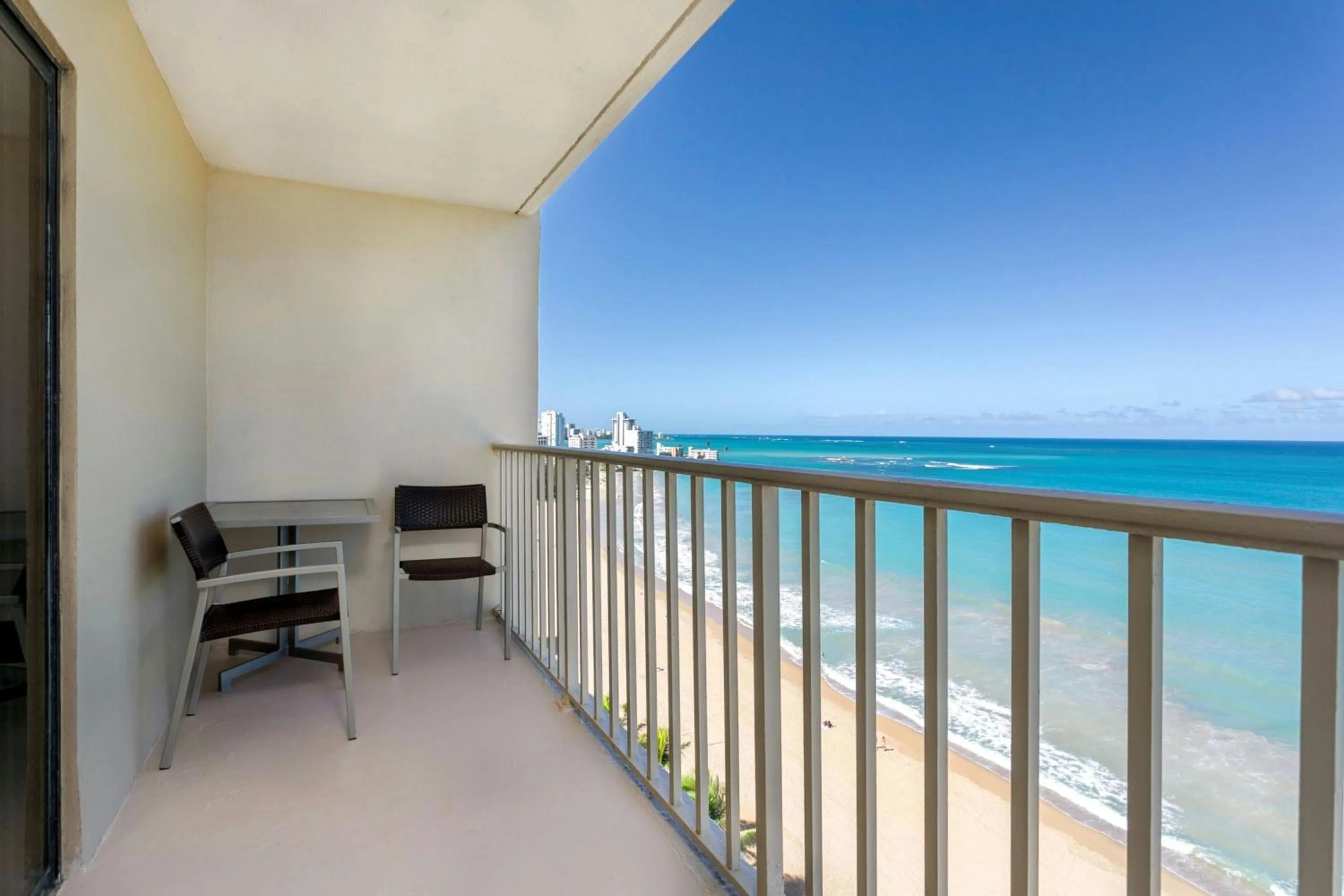 Bedroom in Courtyard by Marriott Isla Verde Beach Resort