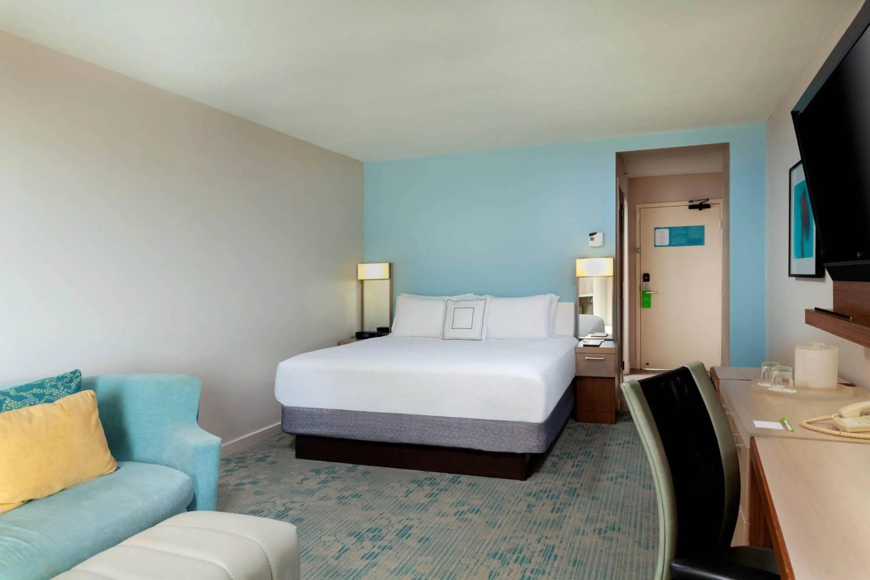 Photo of the whole room, Bed in Courtyard by Marriott Isla Verde Beach Resort