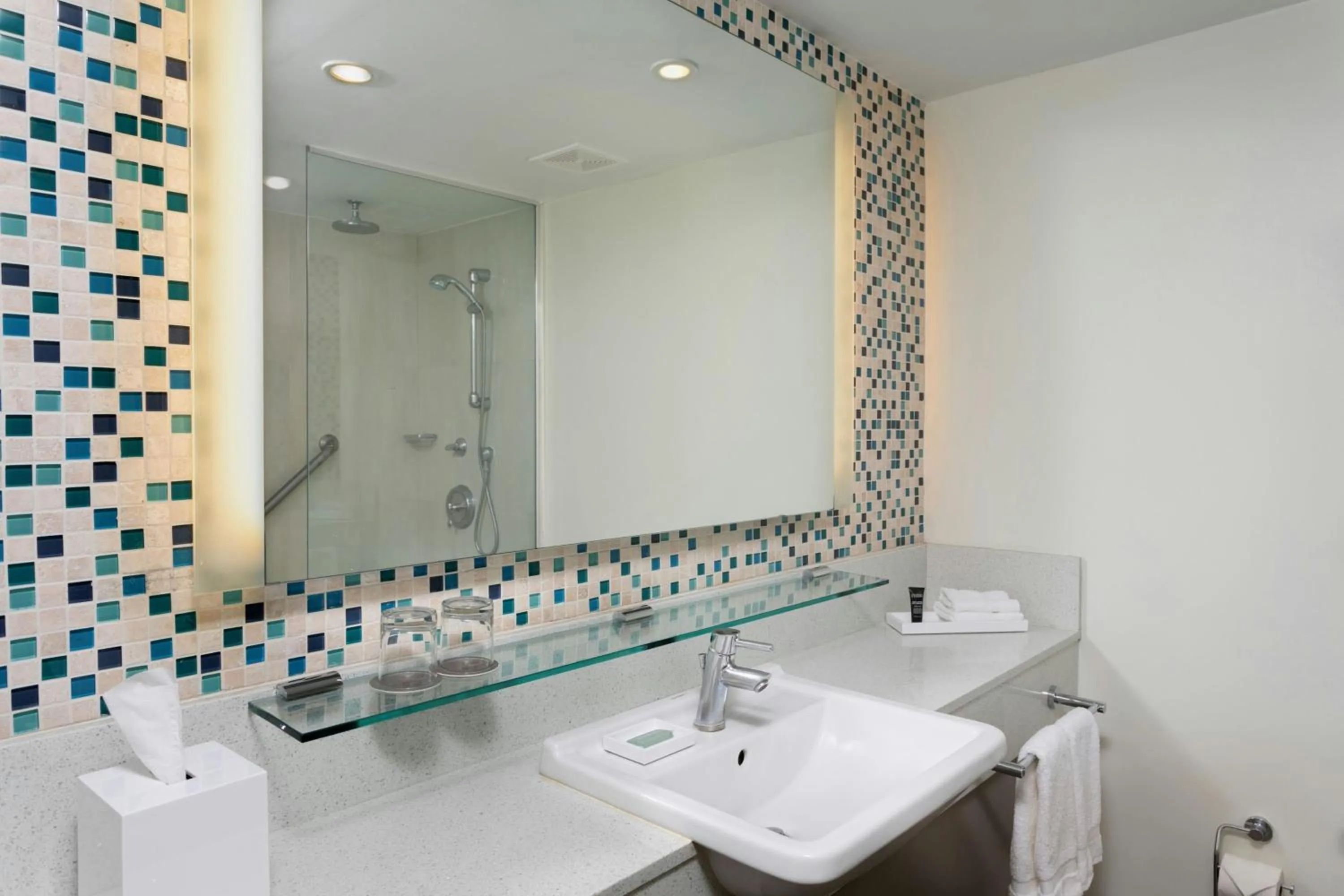 Bedroom in Courtyard by Marriott Isla Verde Beach Resort