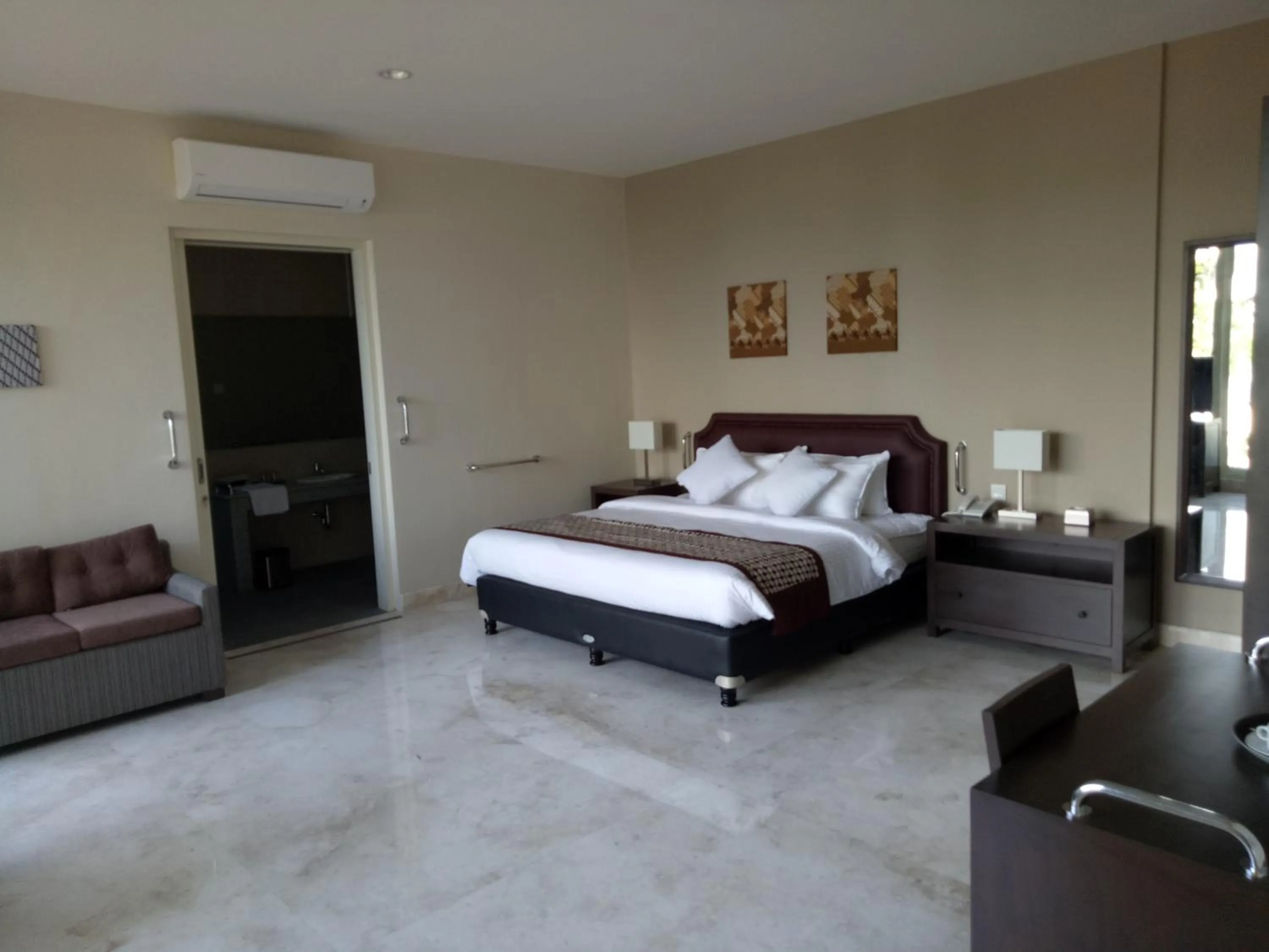 Bedroom, Bed in Arainn Bed & Breakfast Tretes Prigen by ecommerceloka