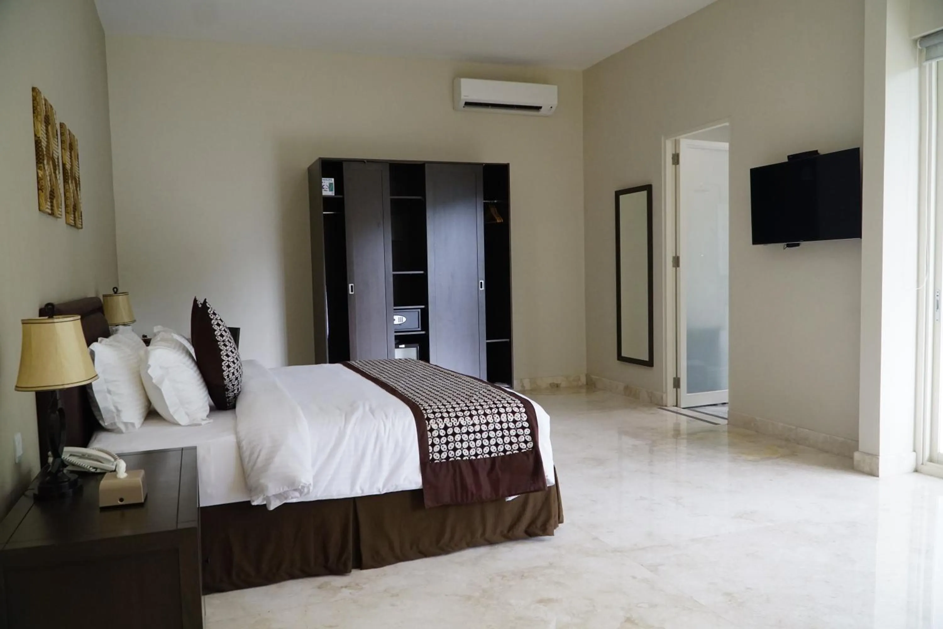 Bedroom, Bed in Arainn Bed & Breakfast Tretes Prigen by ecommerceloka